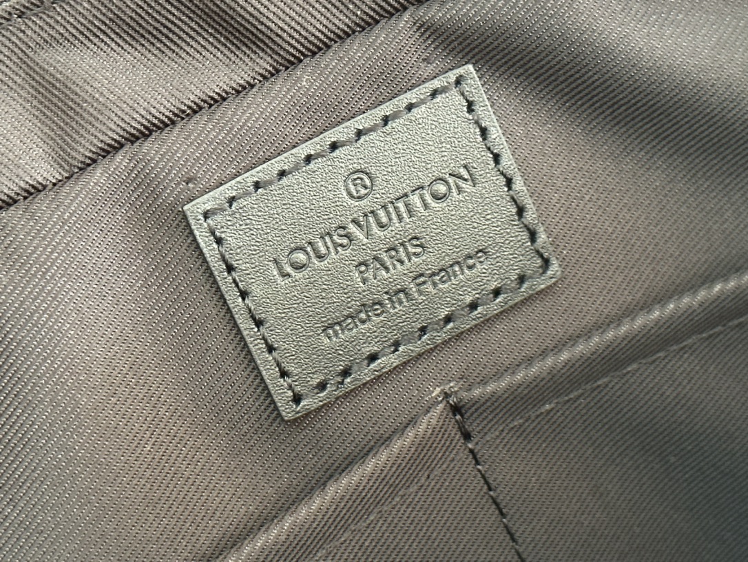 Louis Vuitton LV Aerogram Pilot Briefcase in Cowhide Leather - Image 9