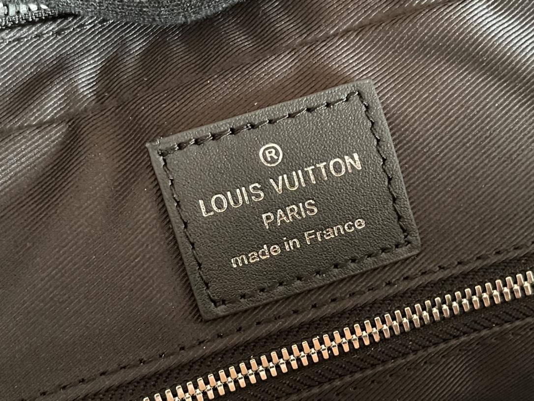 Louis Vuitton Dandy Medium Briefcase in Black Epi Leather - Image 9