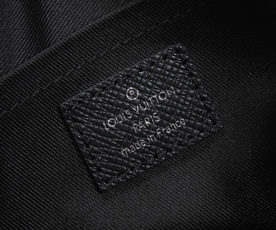 Louis Vuitton Taiga Outdoor Messenger Bag M30233 - Image 9