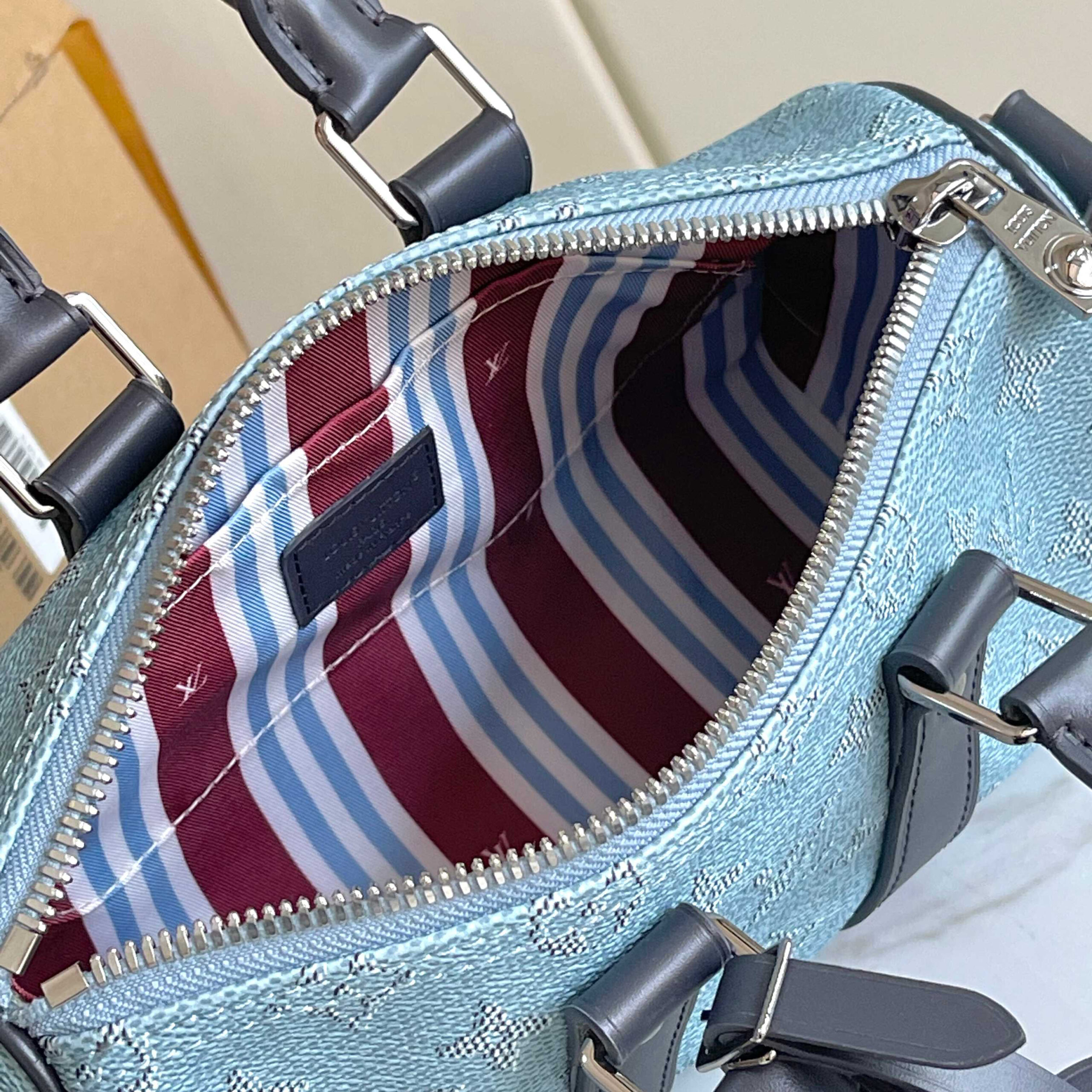 Louis Vuitton Keepall Bandoulière 25 Travel Bag in Monogram Surfin Canvas - Image 9