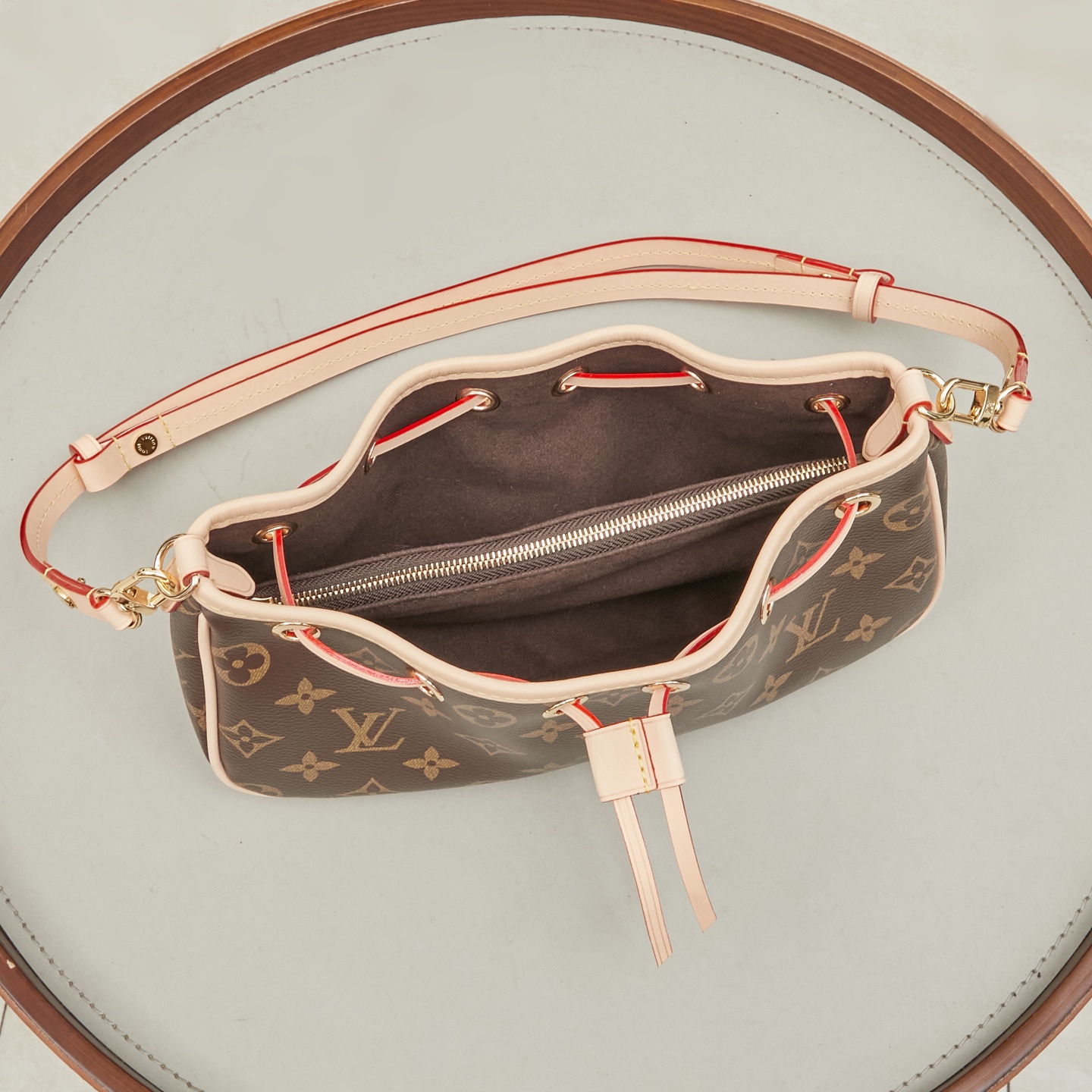 Louis Vuitton M29537 Monogram East-West Drawstring Shoulder Bag - Image 9