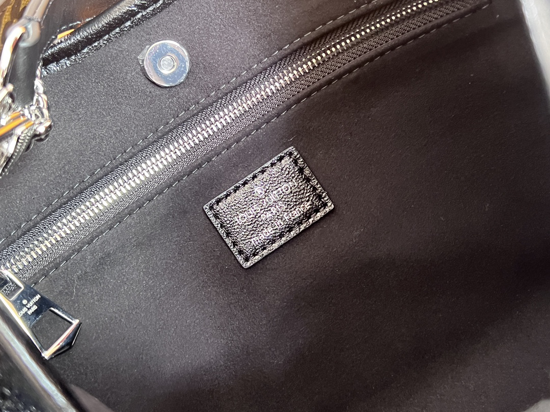 Louis Vuitton CarryAll Cargo Small Leather Shoulder Bag M24861 - Image 9