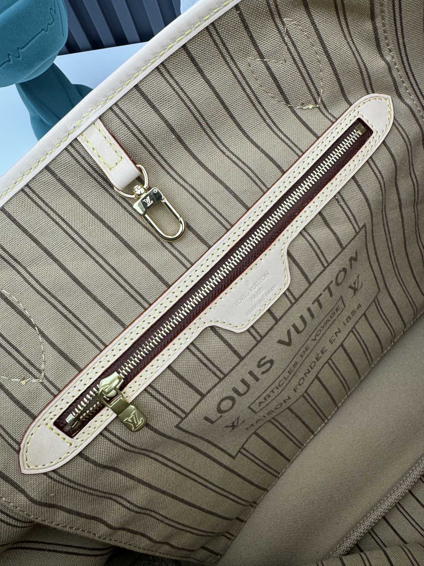 Louis Vuitton Neverfull Medium Shopping Tote with Detachable Zipper Pouch - Image 9