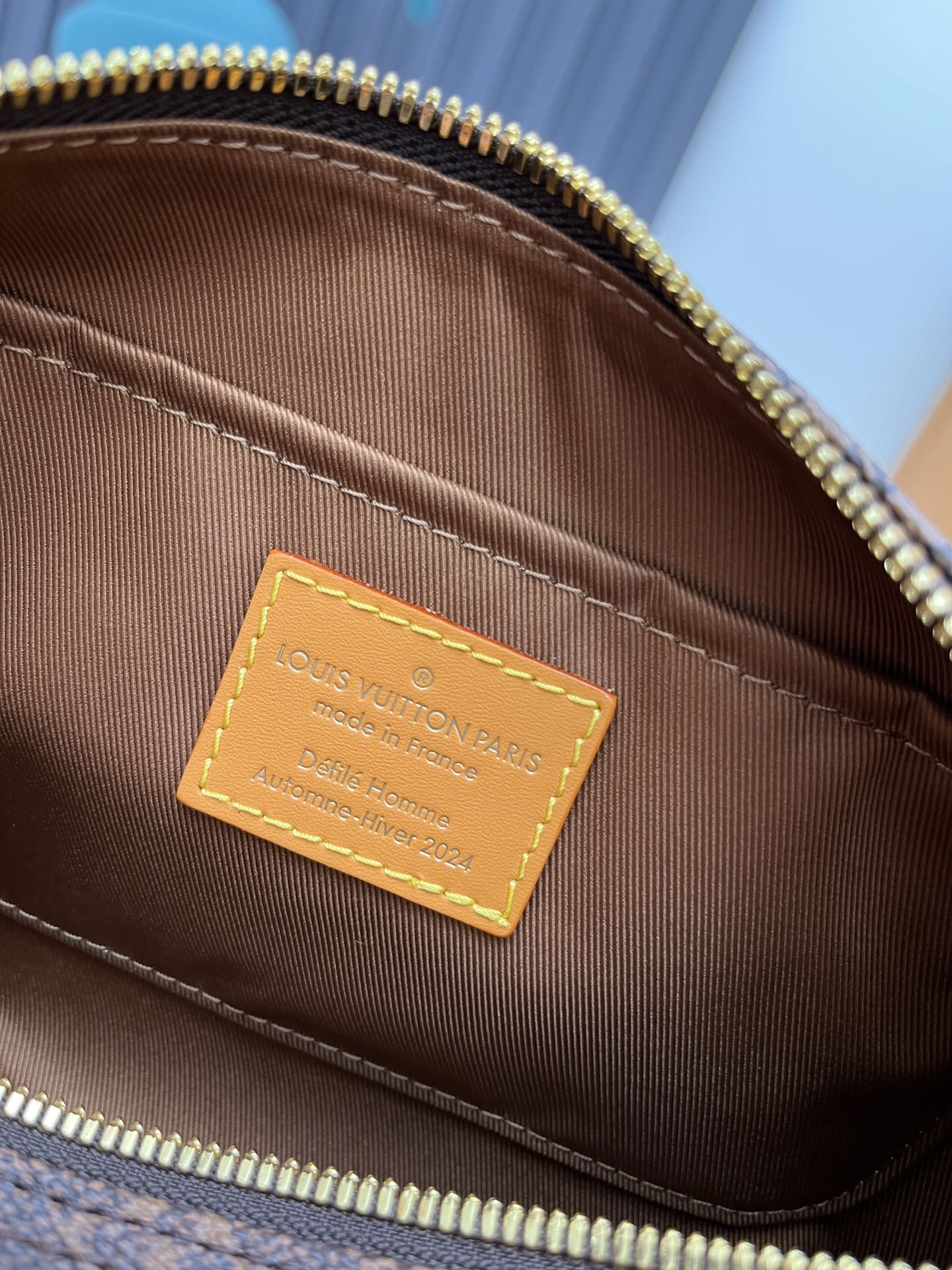 Louis Vuitton Keepall Bandouliere 25 Travel Bag in Monogram Dust Canvas - Image 9