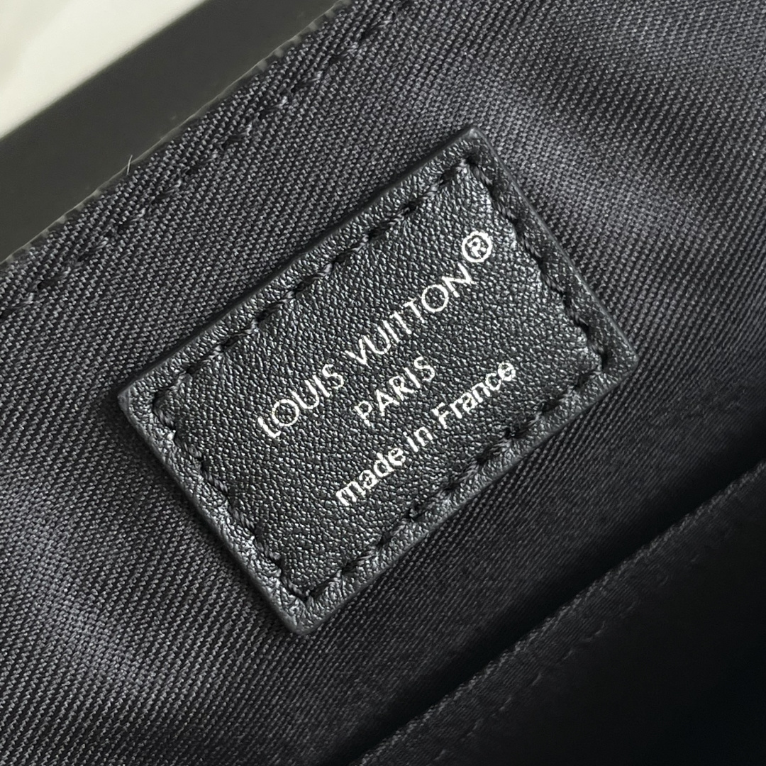 Louis Vuitton District Small Messenger Bag in Damier Graphite - Image 9