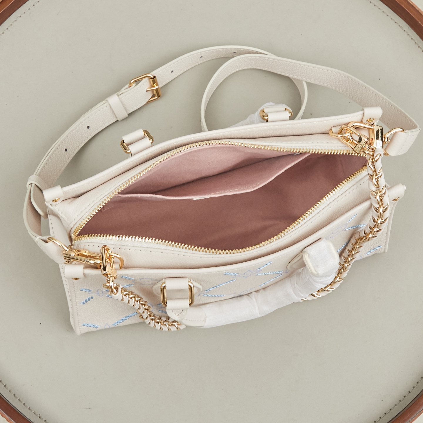 Louis Vuitton OnTheGo East West Handbag in White Embroidered Monogram Empreinte Leather - Image 9