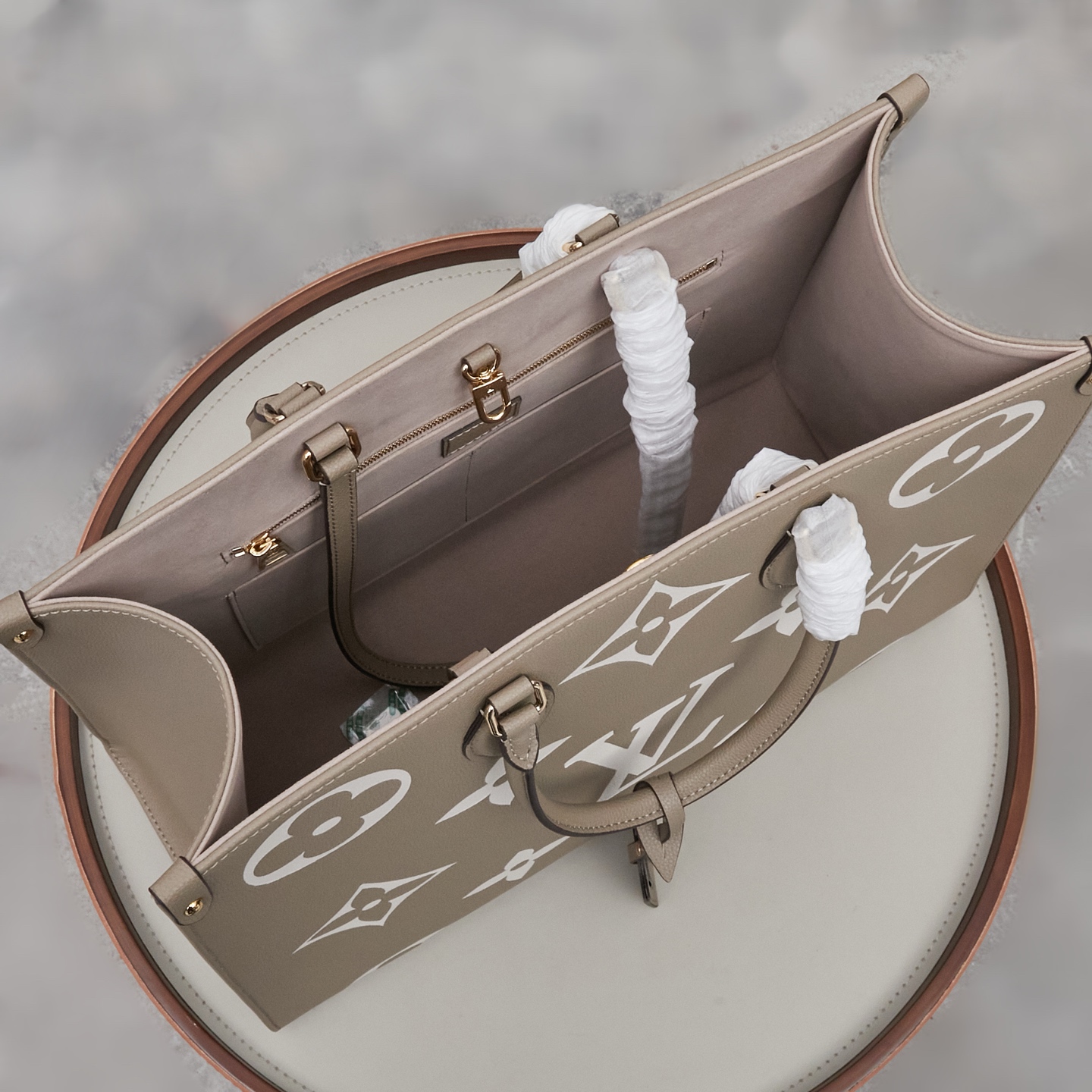 Louis Vuitton Onthego GM Tote Bag - Image 9