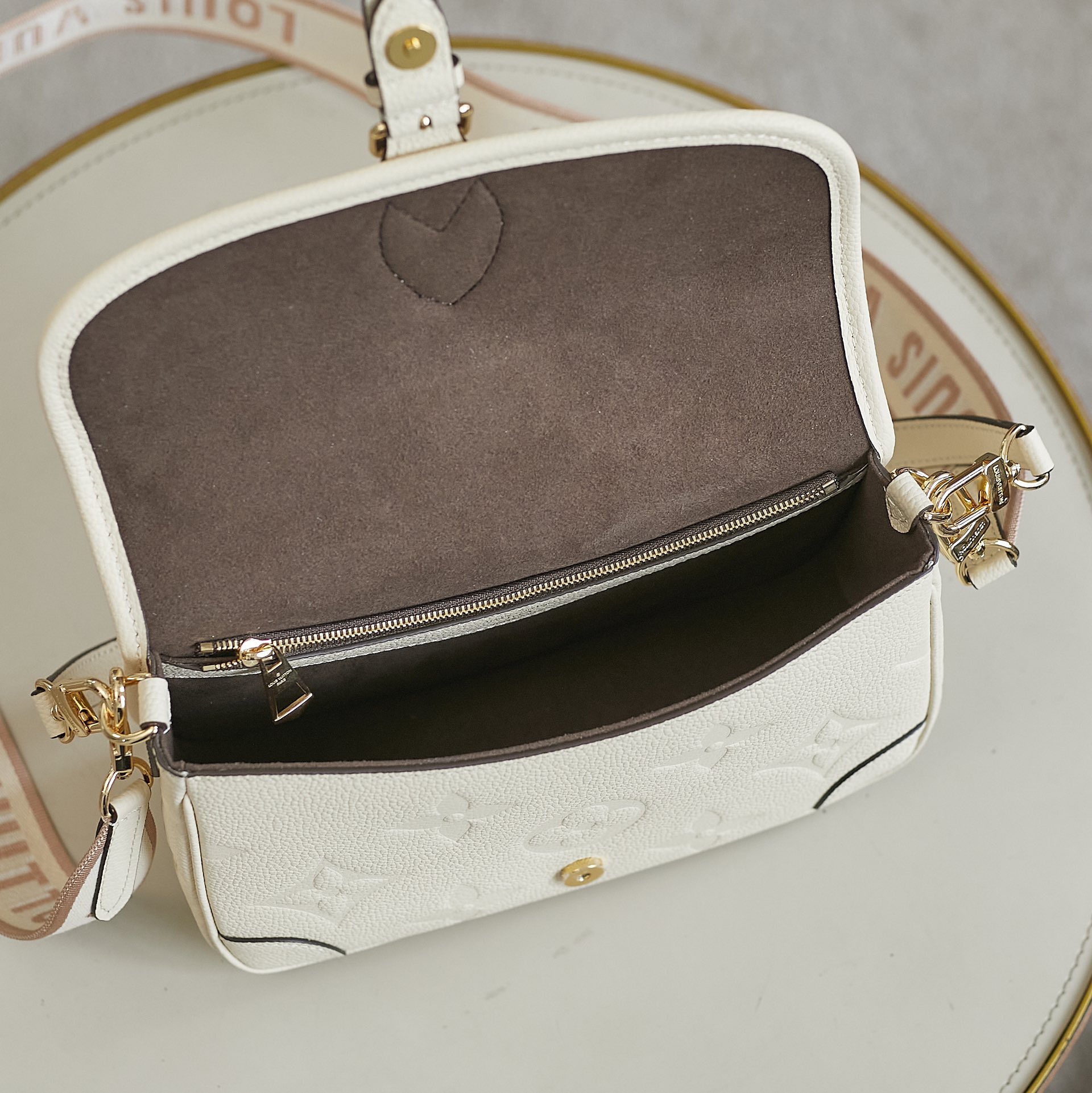 Louis Vuitton Diane Handbag M46386 - Image 9