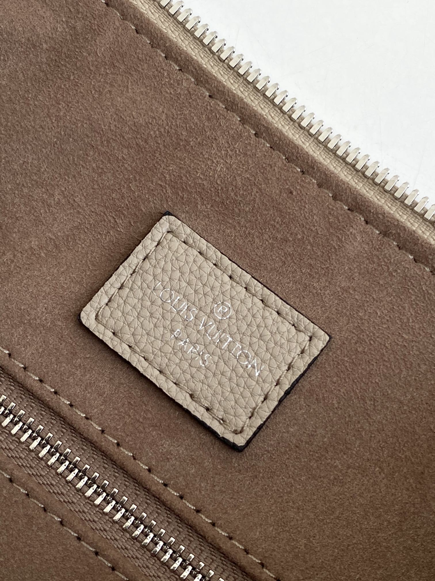 Louis Vuitton Beaubourg Hobo MM - Image 9