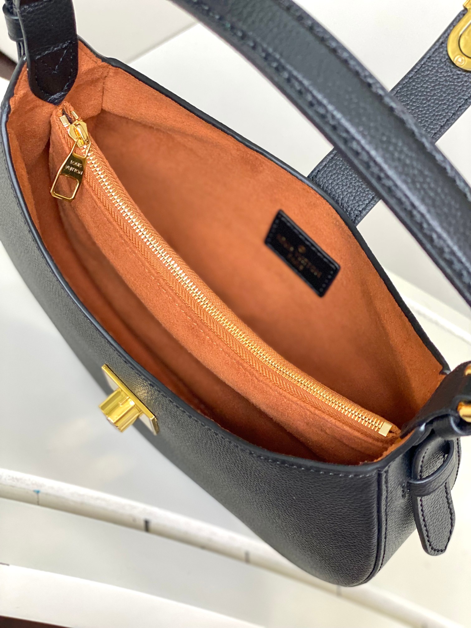 Louis Vuitton Leather Underarm Bag - Image 9