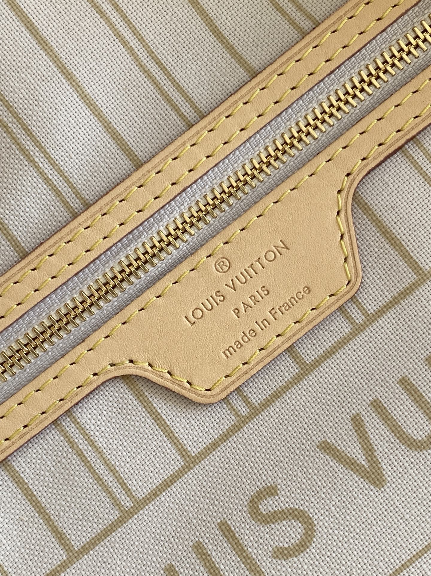 Louis Vuitton Neverfull Small Handbag - Image 9