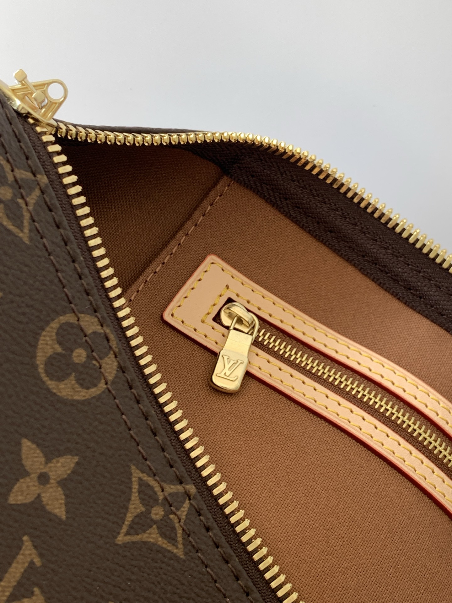 Louis Vuitton Keepall Bandoulière 55 Travel Bag - Image 9