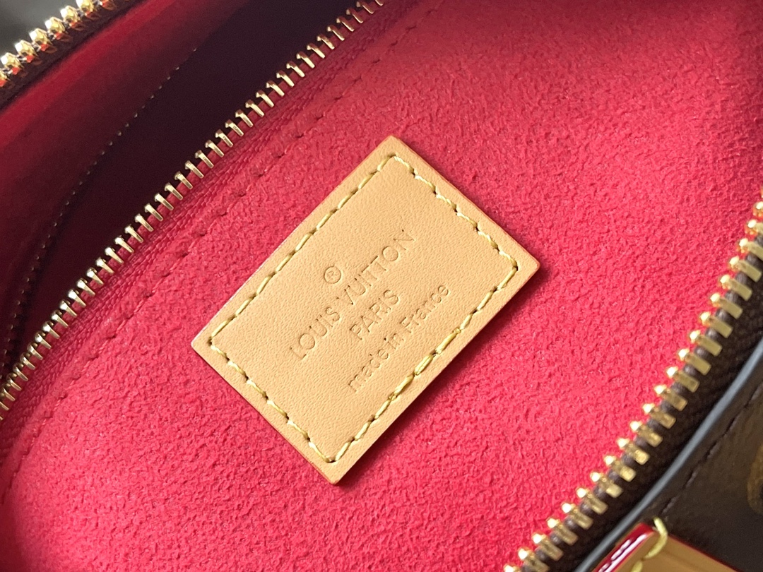 Louis Vuitton M13146 Studded Crossbody Bag - Image 9