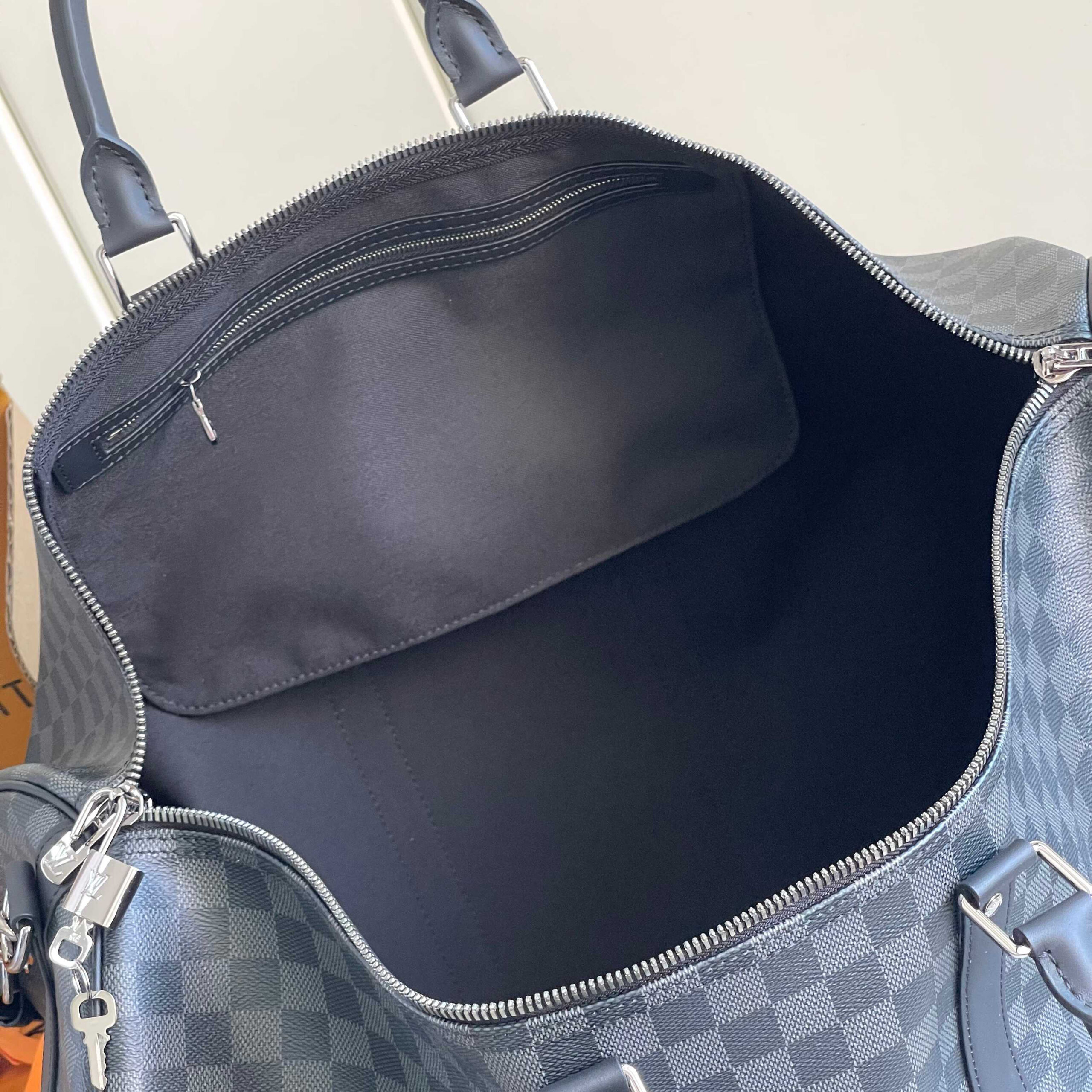 Louis Vuitton Keepall Bandoulière 55 Travel Bag in Monogram Eclipse Canvas - Image 9