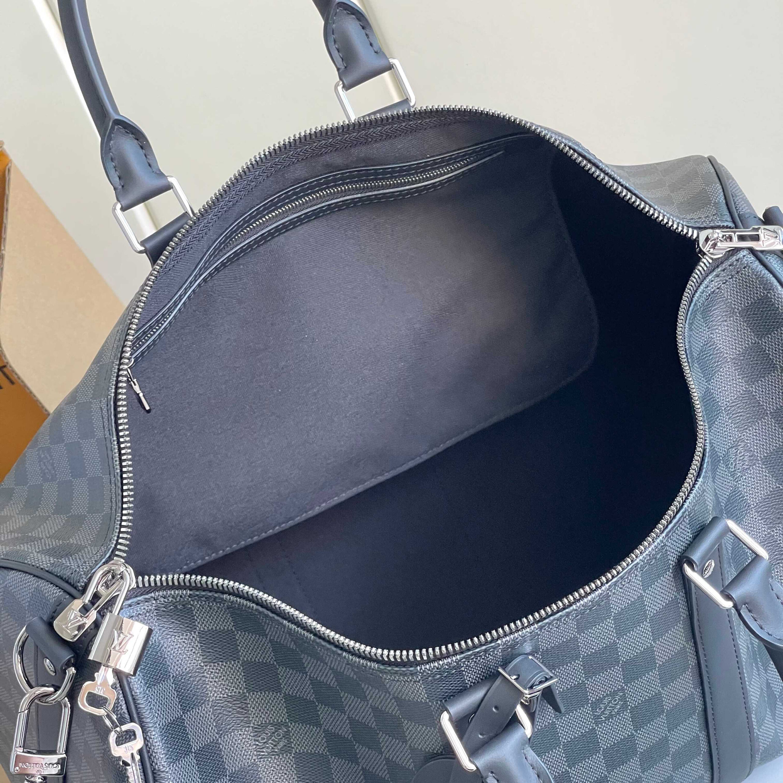 Louis Vuitton Keepall Bandoulière 45 Travel Bag in Monogram Eclipse Canvas - Image 9