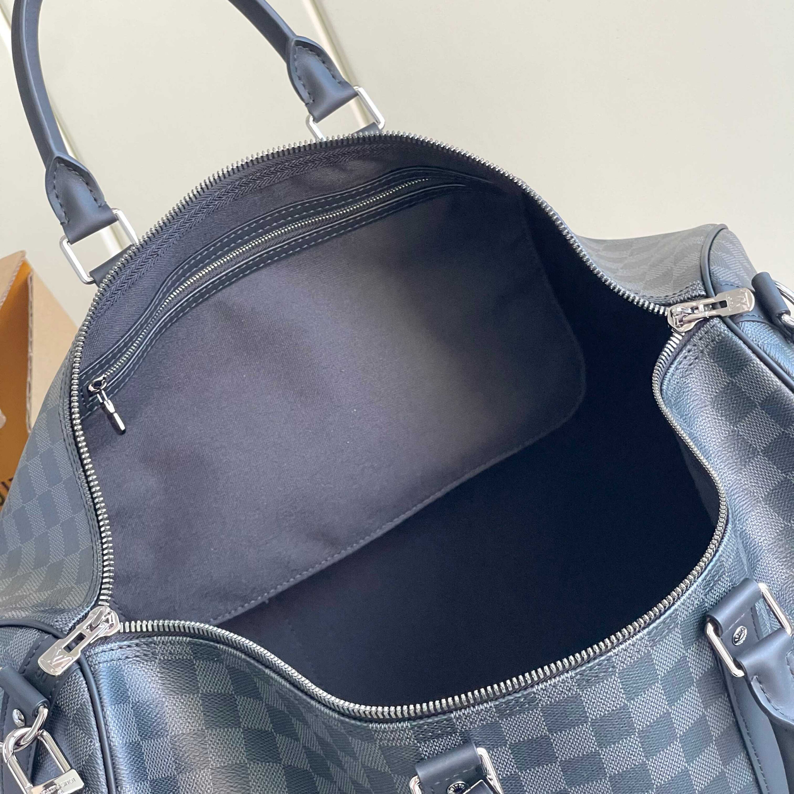 Louis Vuitton Keepall Bandoulière 50 Travel Bag in Monogram Eclipse Canvas - Image 9
