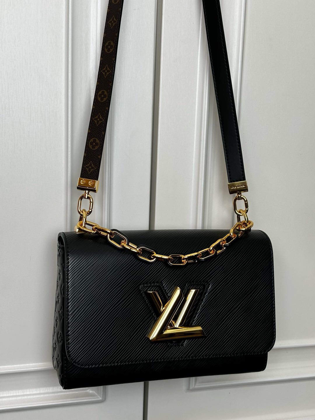 Louis Vuitton Twist MM Epi Leather Shoulder Bag - Black - Image 9