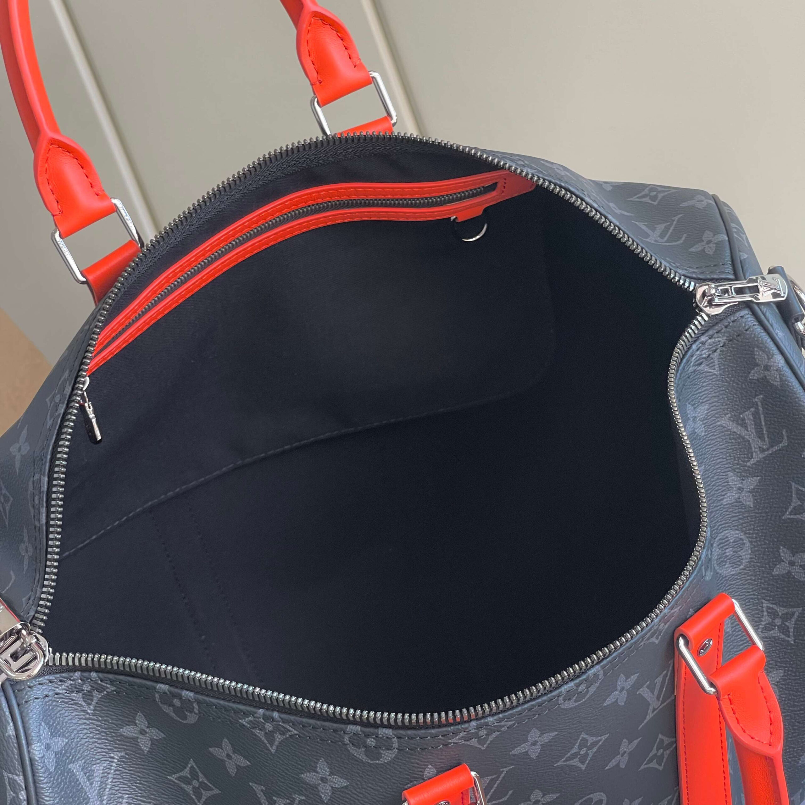 Louis Vuitton Keepall Bandoulière 45 Travel Bag in Monogram Eclipse Canvas - Image 9