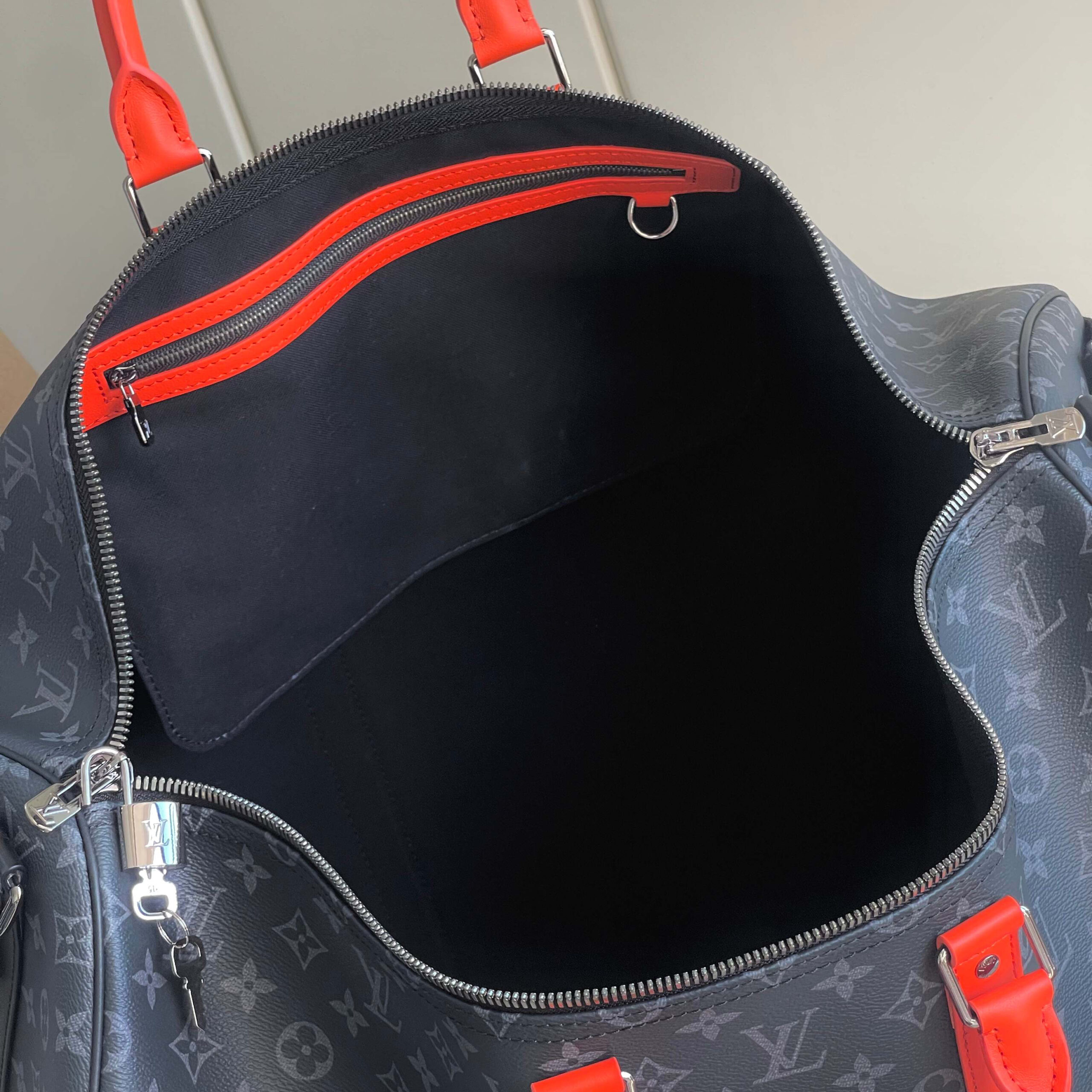 Louis Vuitton Keepall Bandoulière 55 Travel Bag in Monogram Eclipse Canvas - Image 9