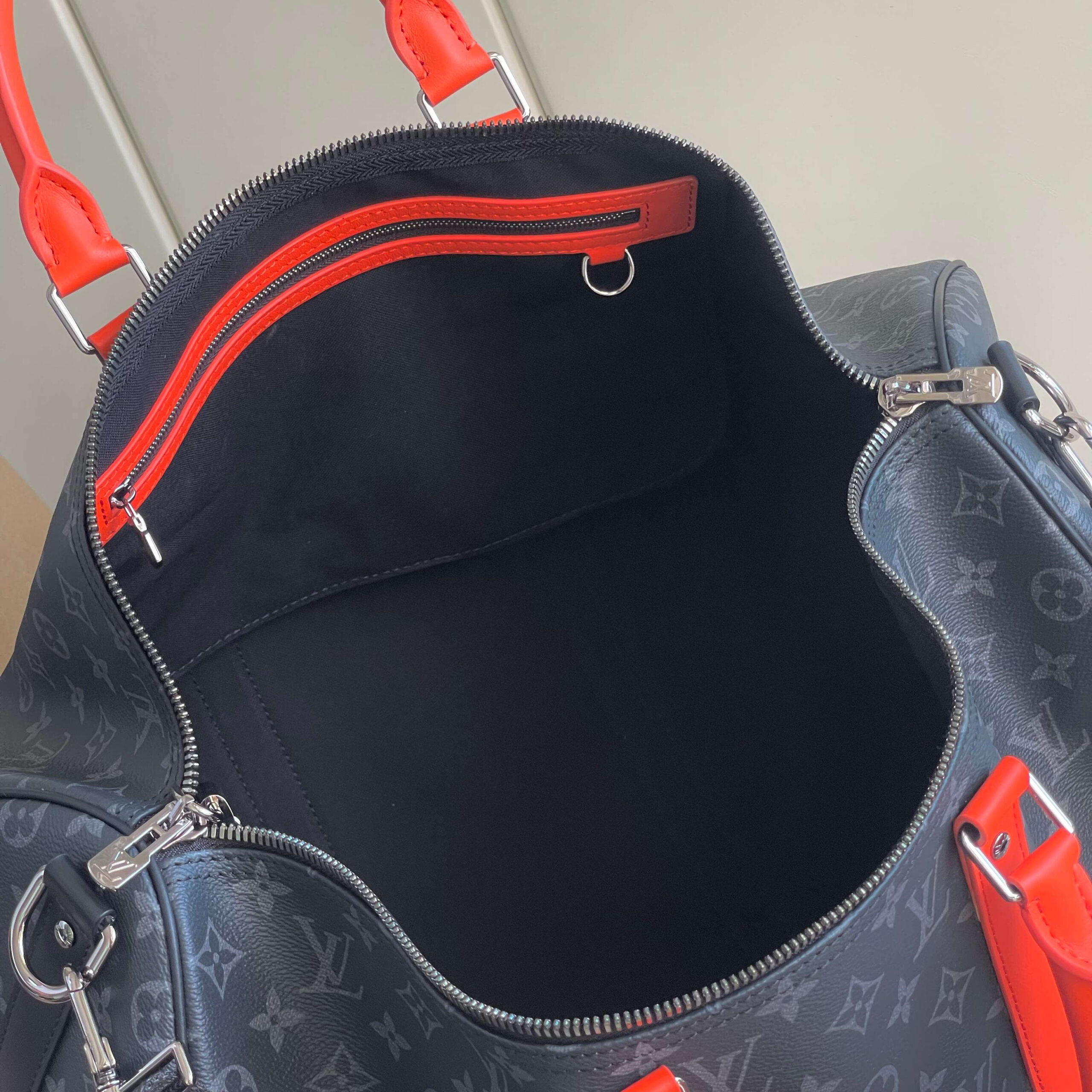 Louis Vuitton Keepall Bandoulière 50 Travel Bag in Monogram Eclipse Canvas - Image 9