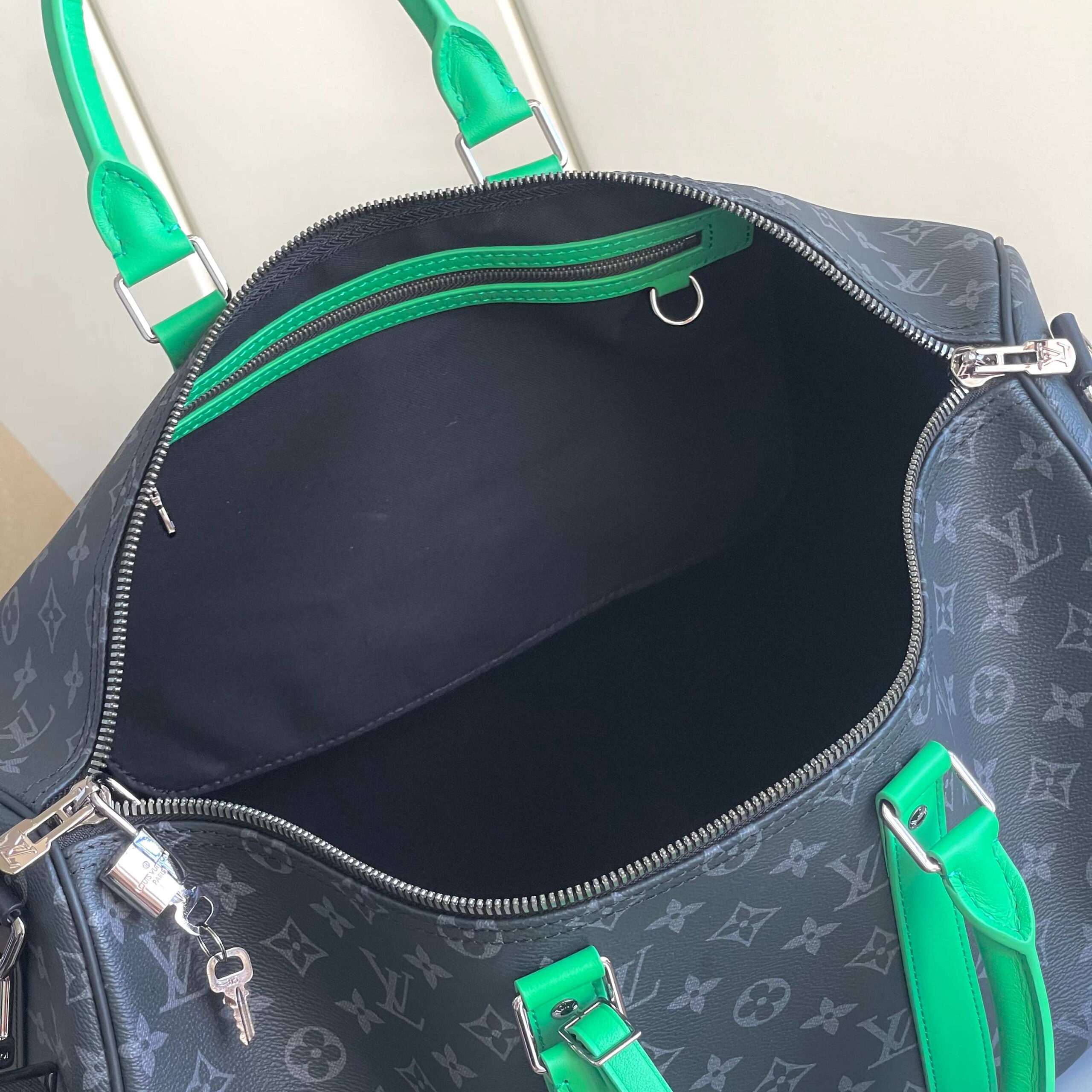 Louis Vuitton Keepall Bandoulière 45 Travel Bag in Monogram Eclipse Canvas - Image 9