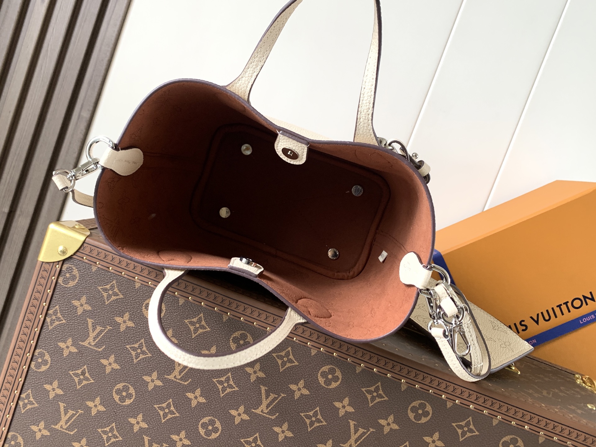 Louis Vuitton Blossom Small Shoulder Bag – Mahina Couture - Image 9