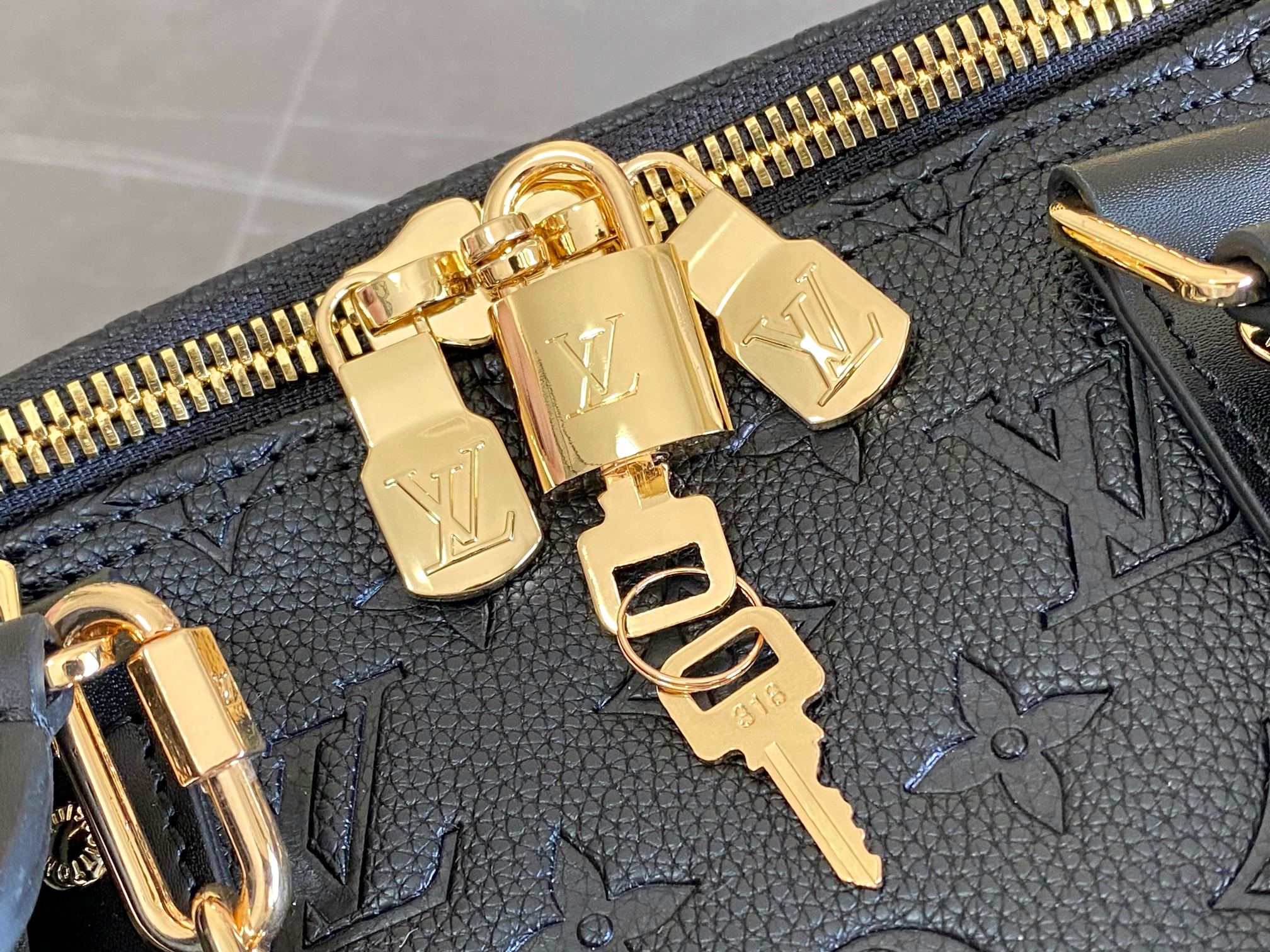 Louis Vuitton Keepall Bandoulière 45 Travel Bag - Image 9