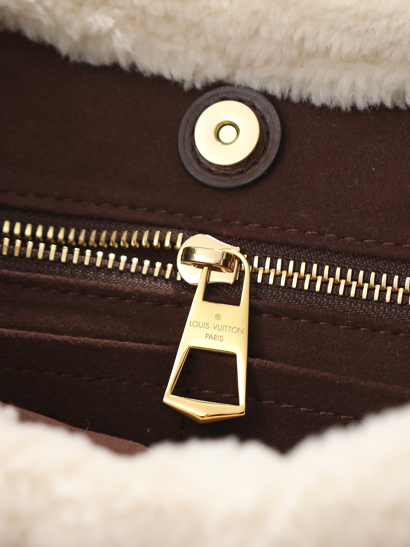 Louis Vuitton CarryAll Small Handbag from the LV Ski Collection - Image 9