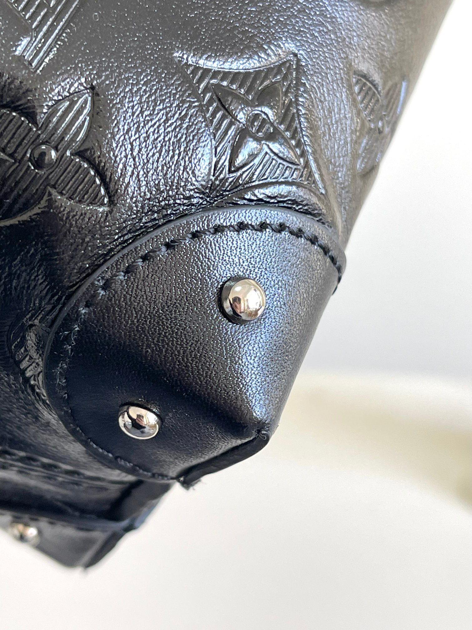 Louis Vuitton Noé Monogram Leather Crossbody Bag - Image 9