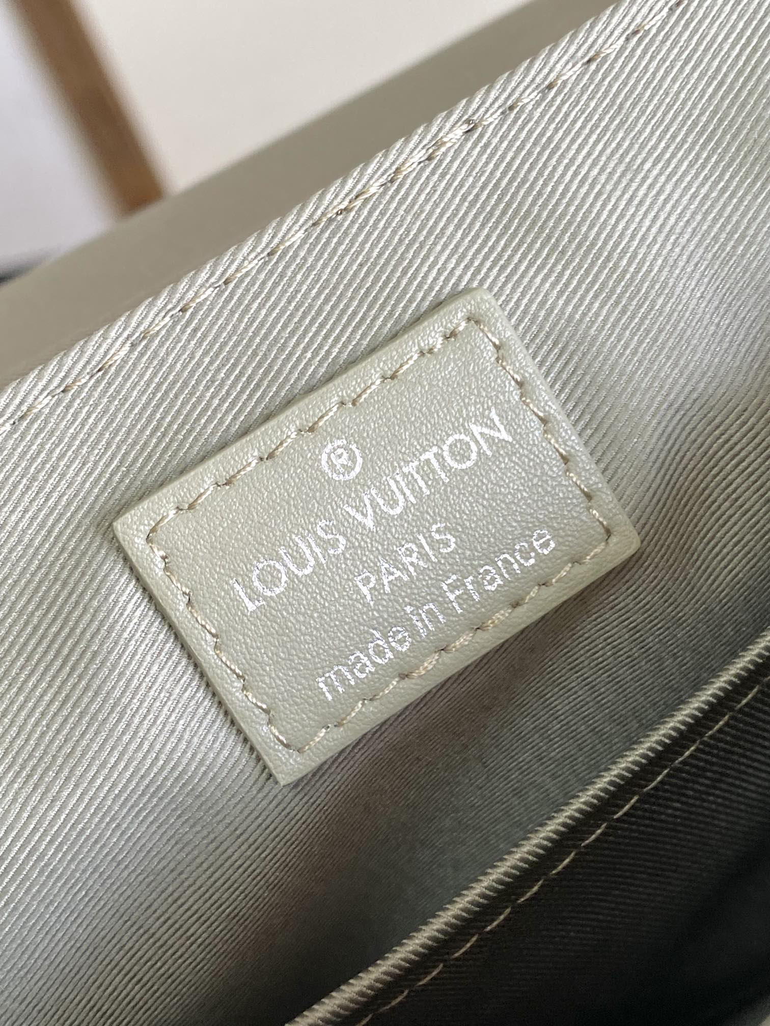 Louis Vuitton District Small Messenger Bag - Image 9