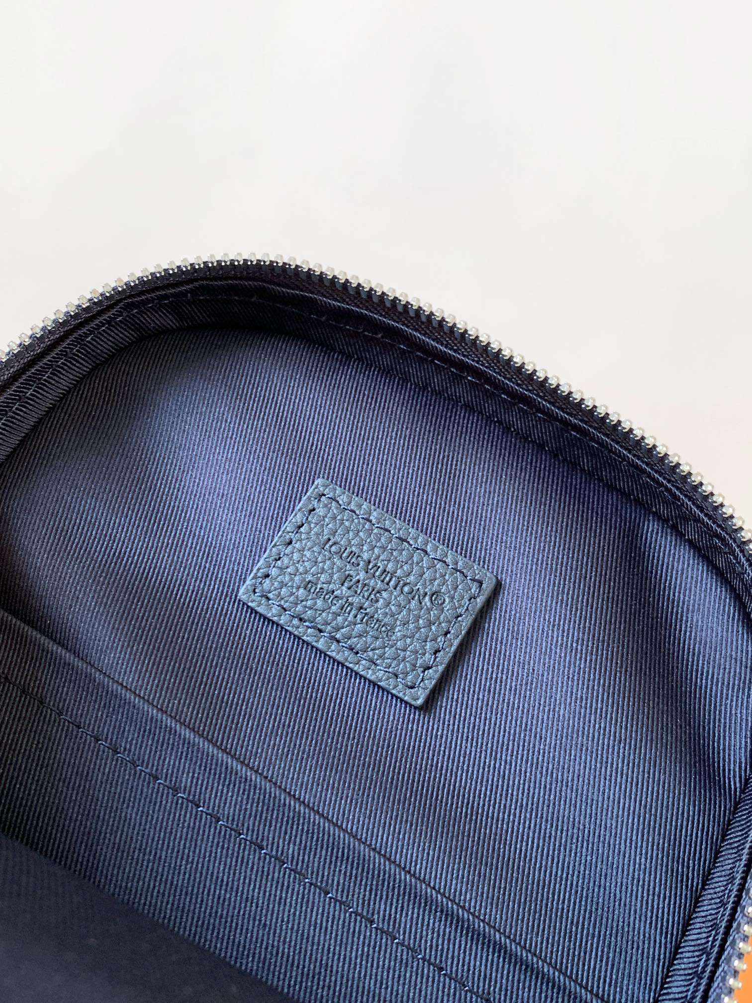 Louis Vuitton Avenue Sling Bag PM in Blue Leather - Image 9