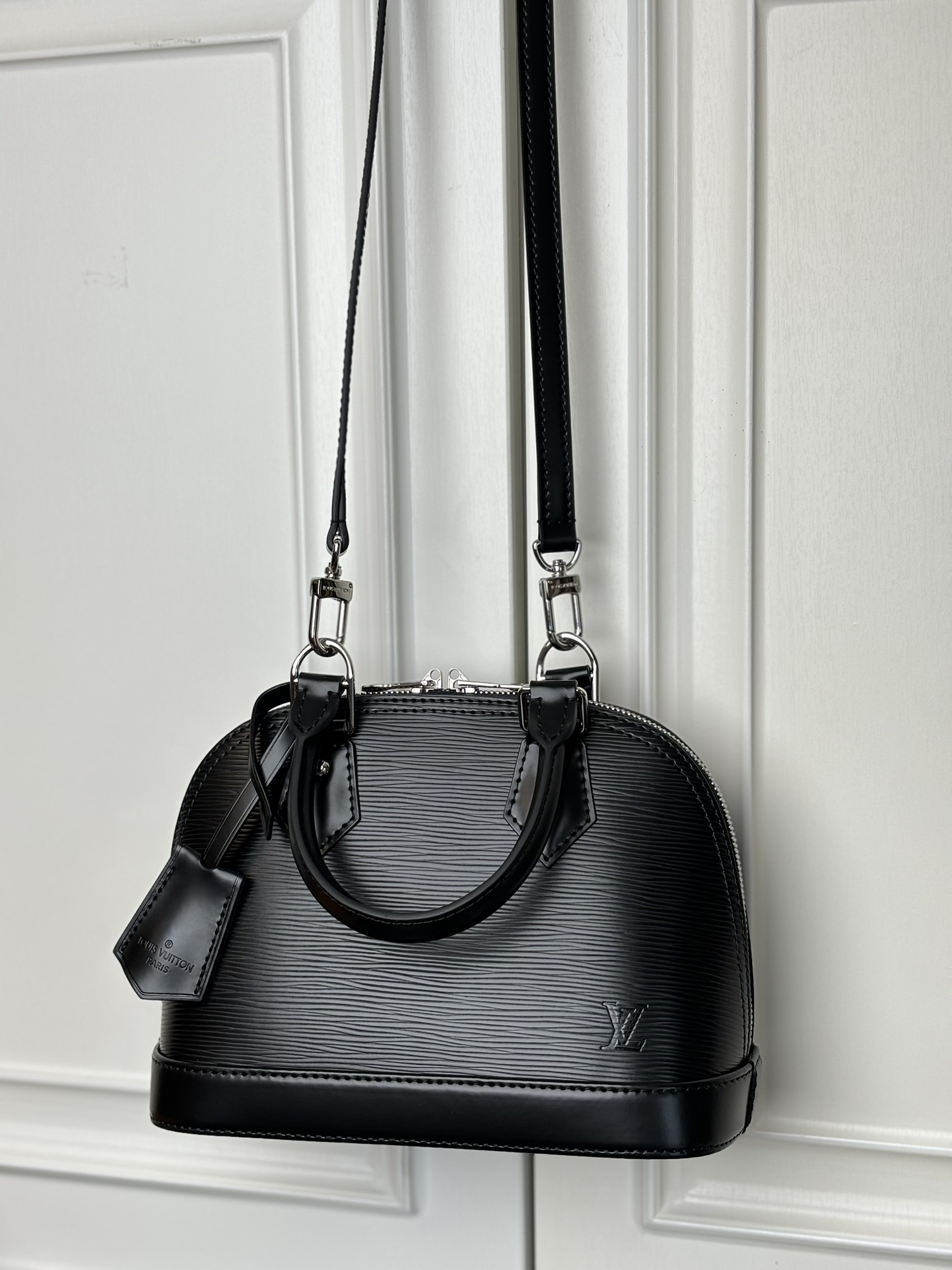 Louis Vuitton Alma BB Epi Leather Crossbody Bag - Image 9