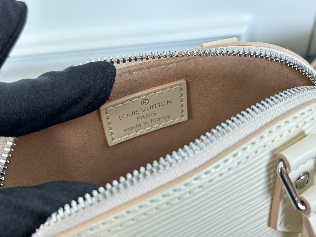 Louis Vuitton Nano Alma Handbag in White Epi Leather - Image 9