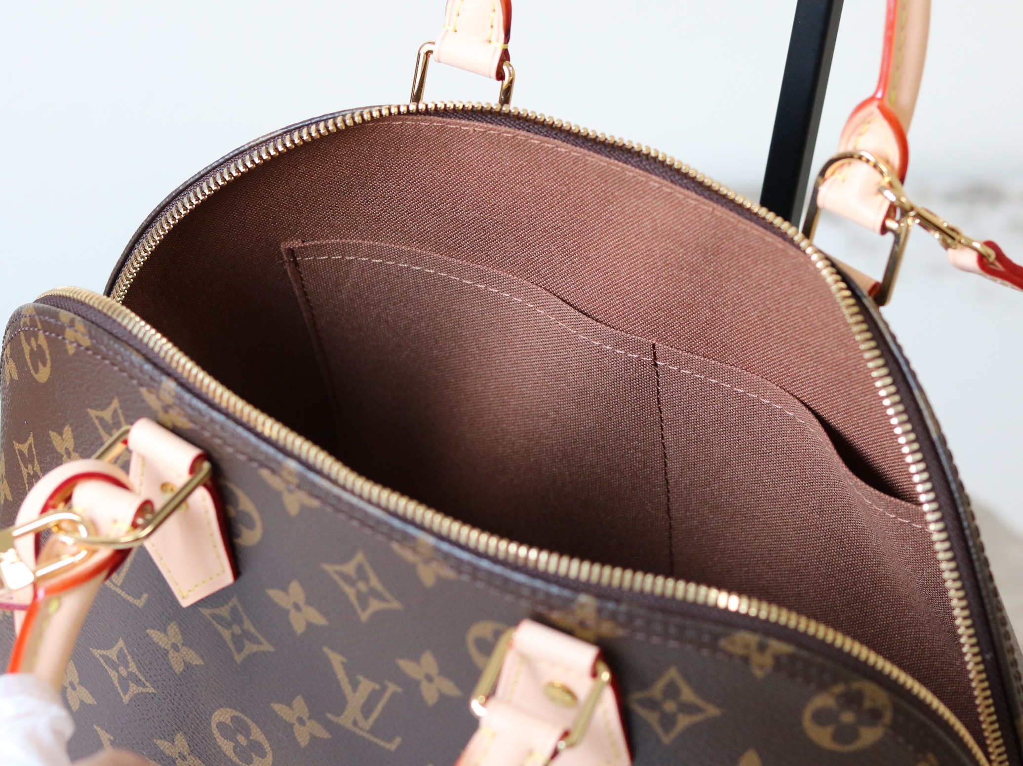 Louis Vuitton Alma Monogram Handbag with Shoulder Strap - Image 9