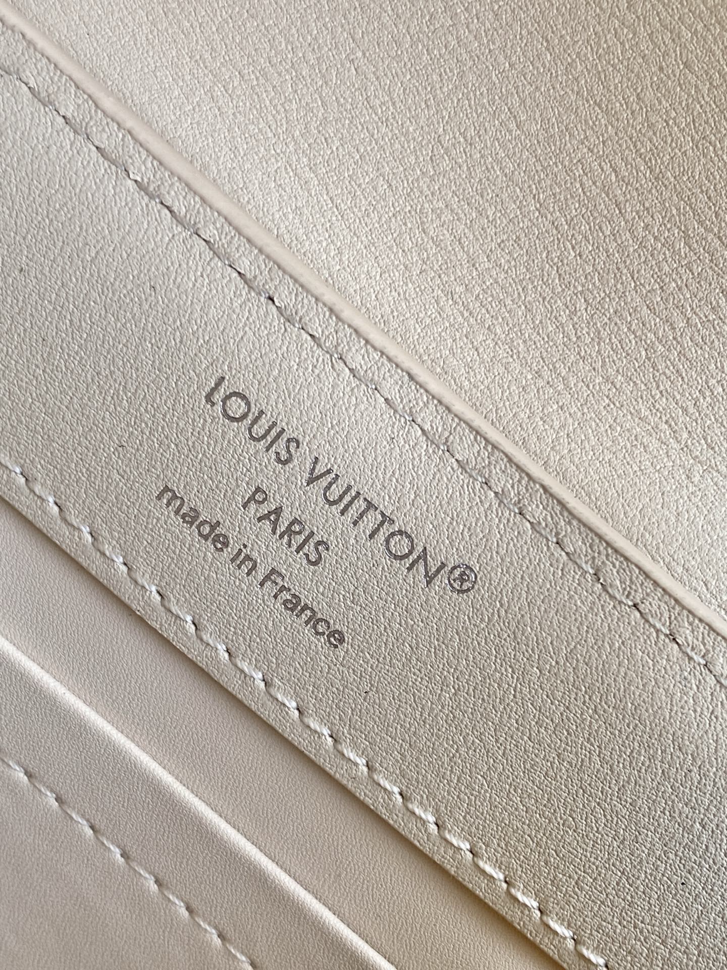 Louis Vuitton Capucines Mini Handbag in Black and Beige Beaded Calfskin - Image 9