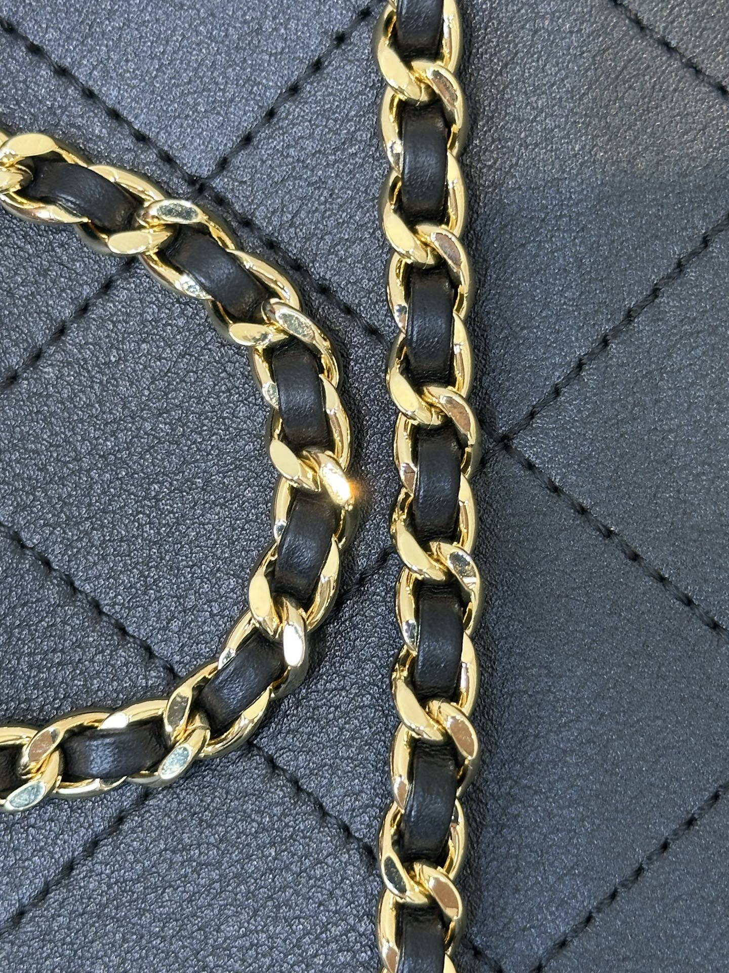 Hidden-Style Leather Handbag with Adjustable Chain Strap - Image 9