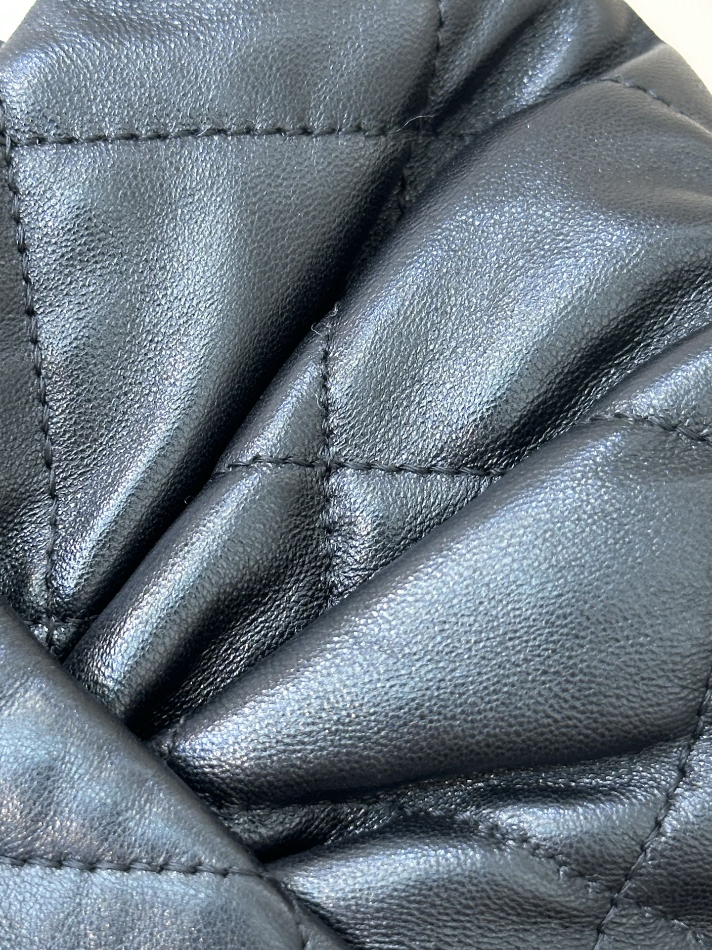 Chanel Bow Lambskin Handbag - Image 9