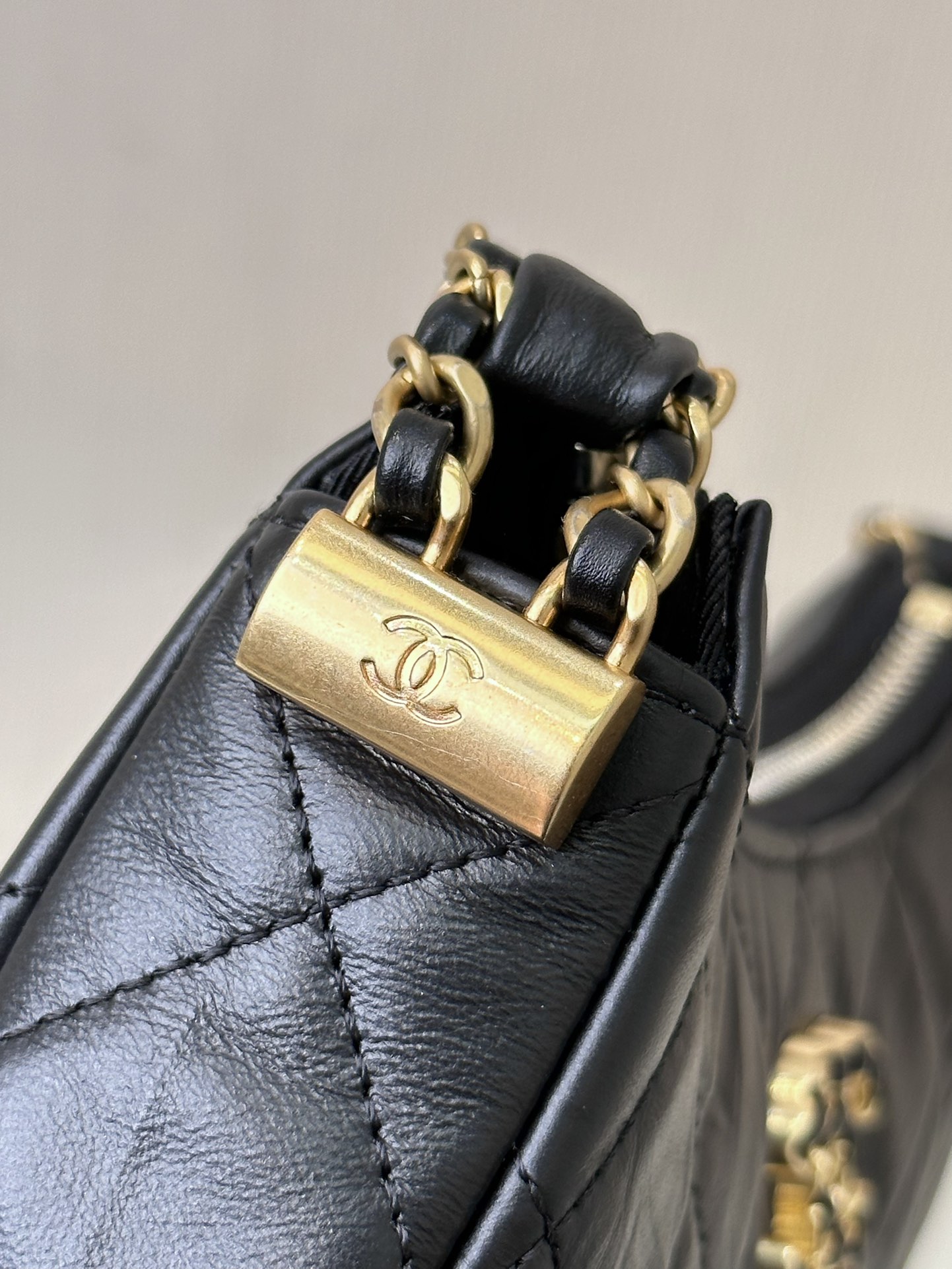 Chanel 23K Vintage-Style Leather Shoulder Bag - Image 9