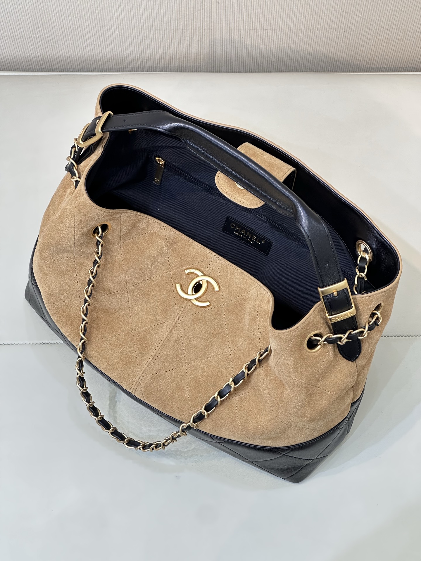 Chanel Craft Workshop Handbag, 14.17 x 9.45 x 4.72 in - Image 9