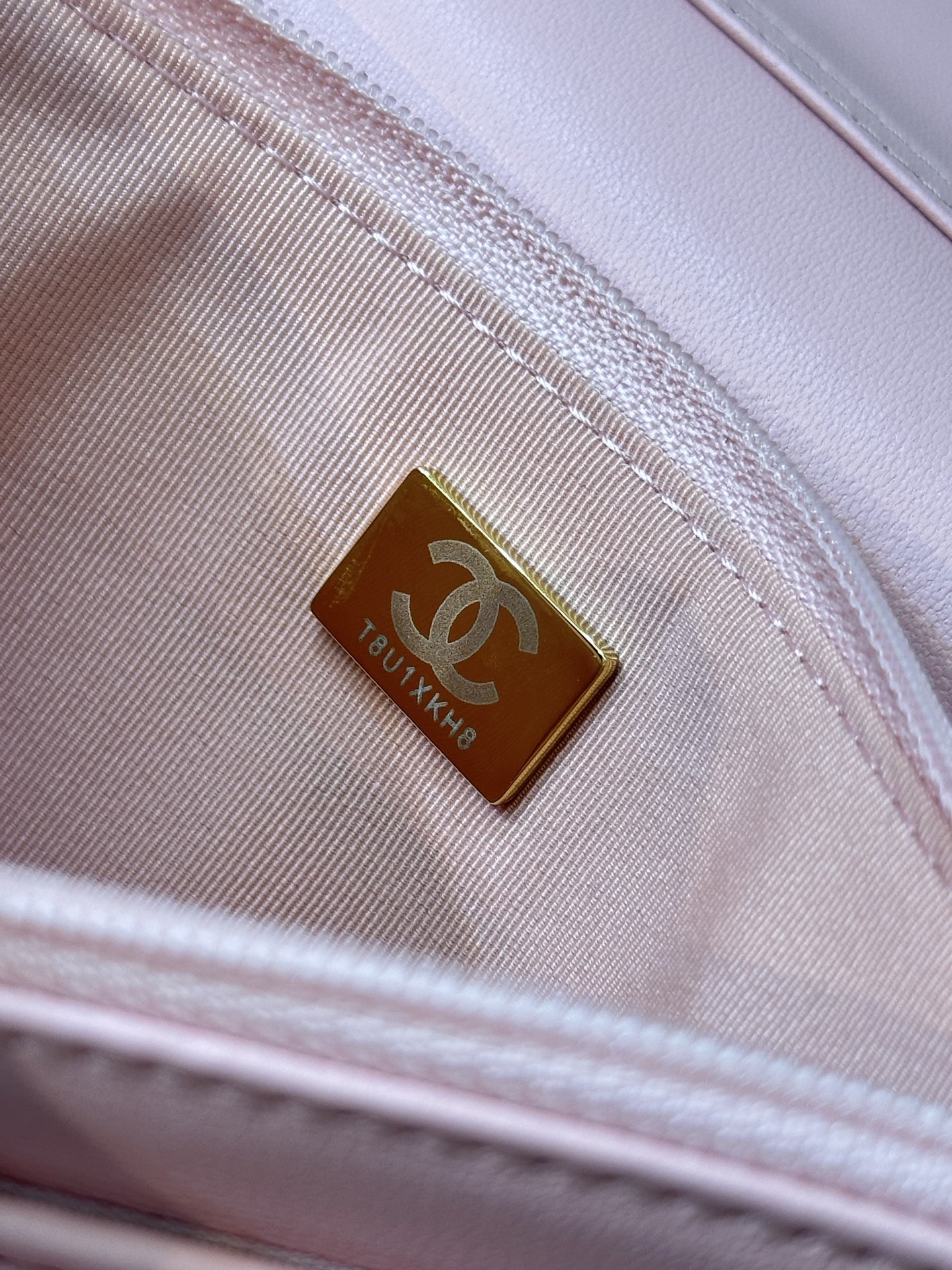 Lambskin Wallet on Chain - Image 9