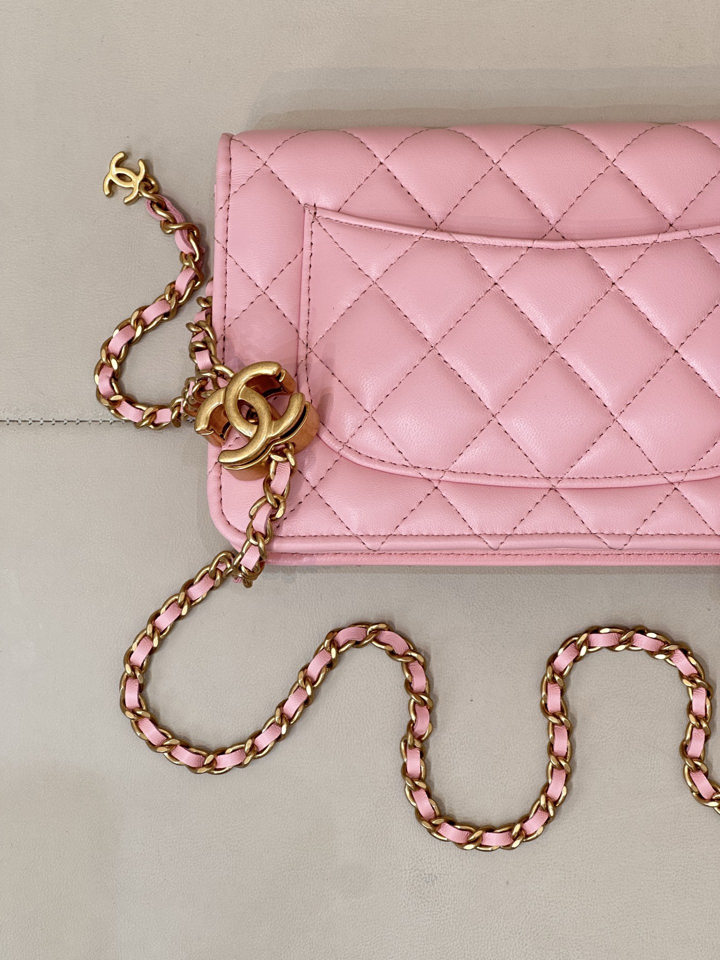 Sheepskin Crossbody Bag with Quilted Design and Adjustable Chain Strap - Image 9