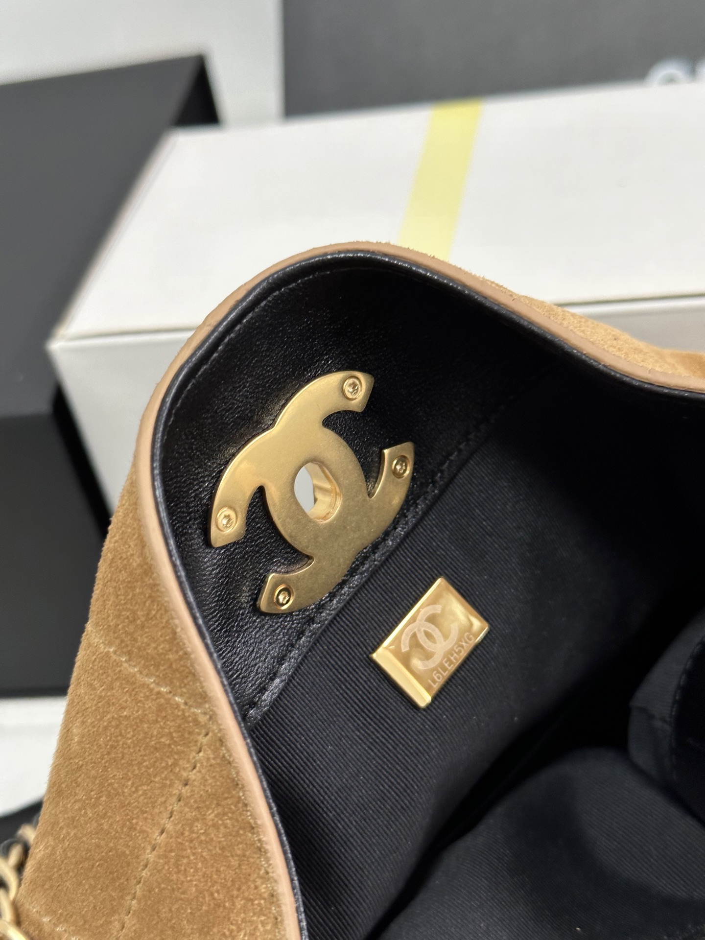 Chanel 25A AS5657 Small Shopping Tote - Image 9