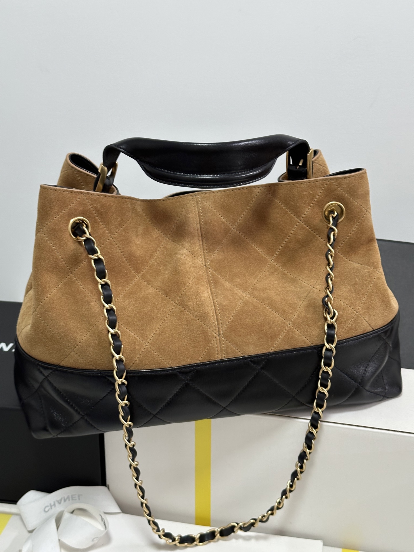 Chanel 25A Small Calfskin and Lambskin Tote Bag - Image 9
