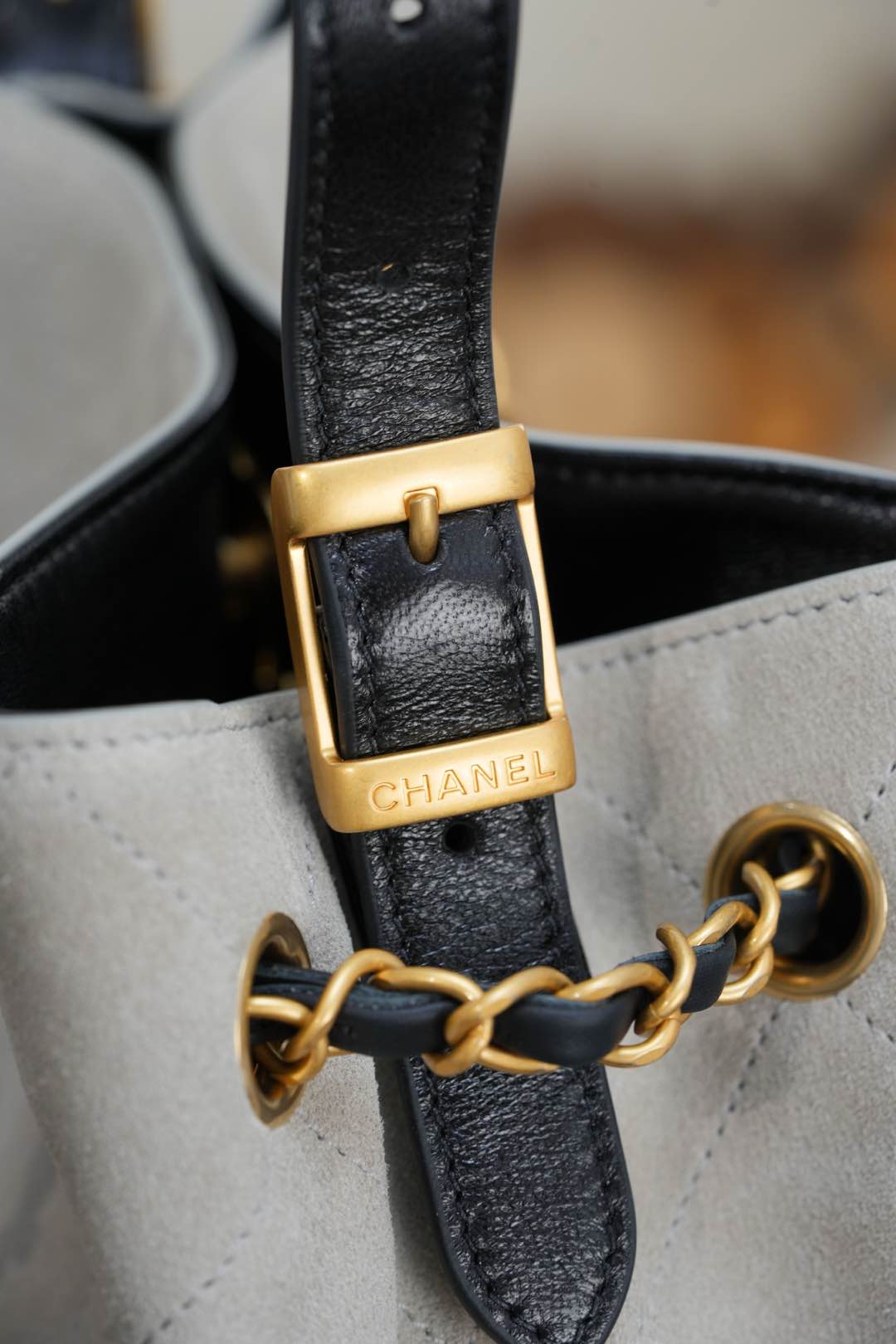 Chanel 25A Cowhide Quilted Handbag in Beige and Gray - Image 9