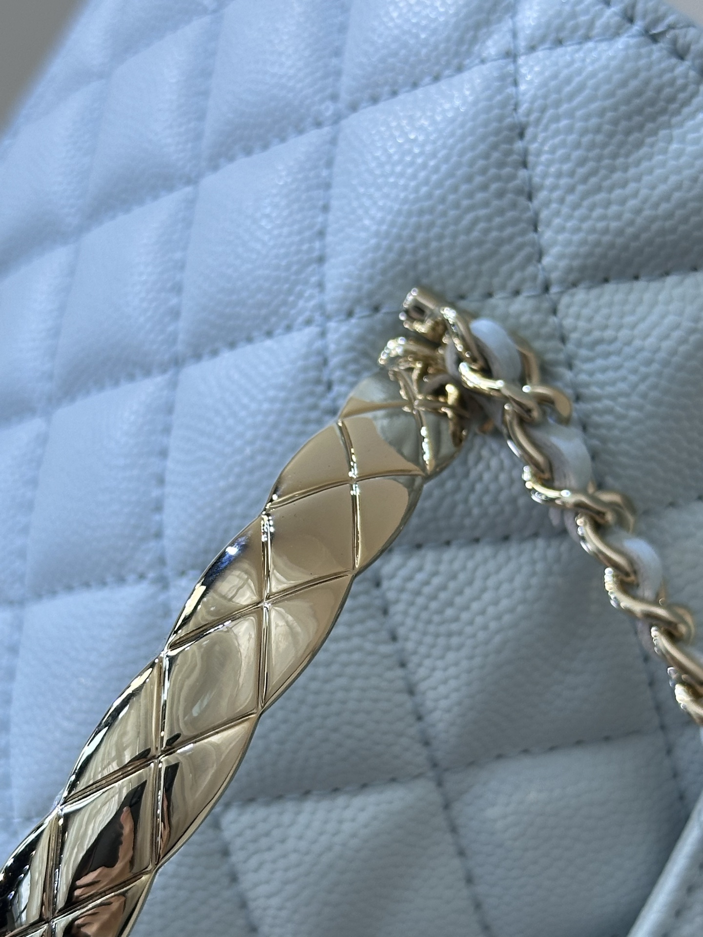 Quilted Metal Handle WOC Crossbody Bag - Image 9