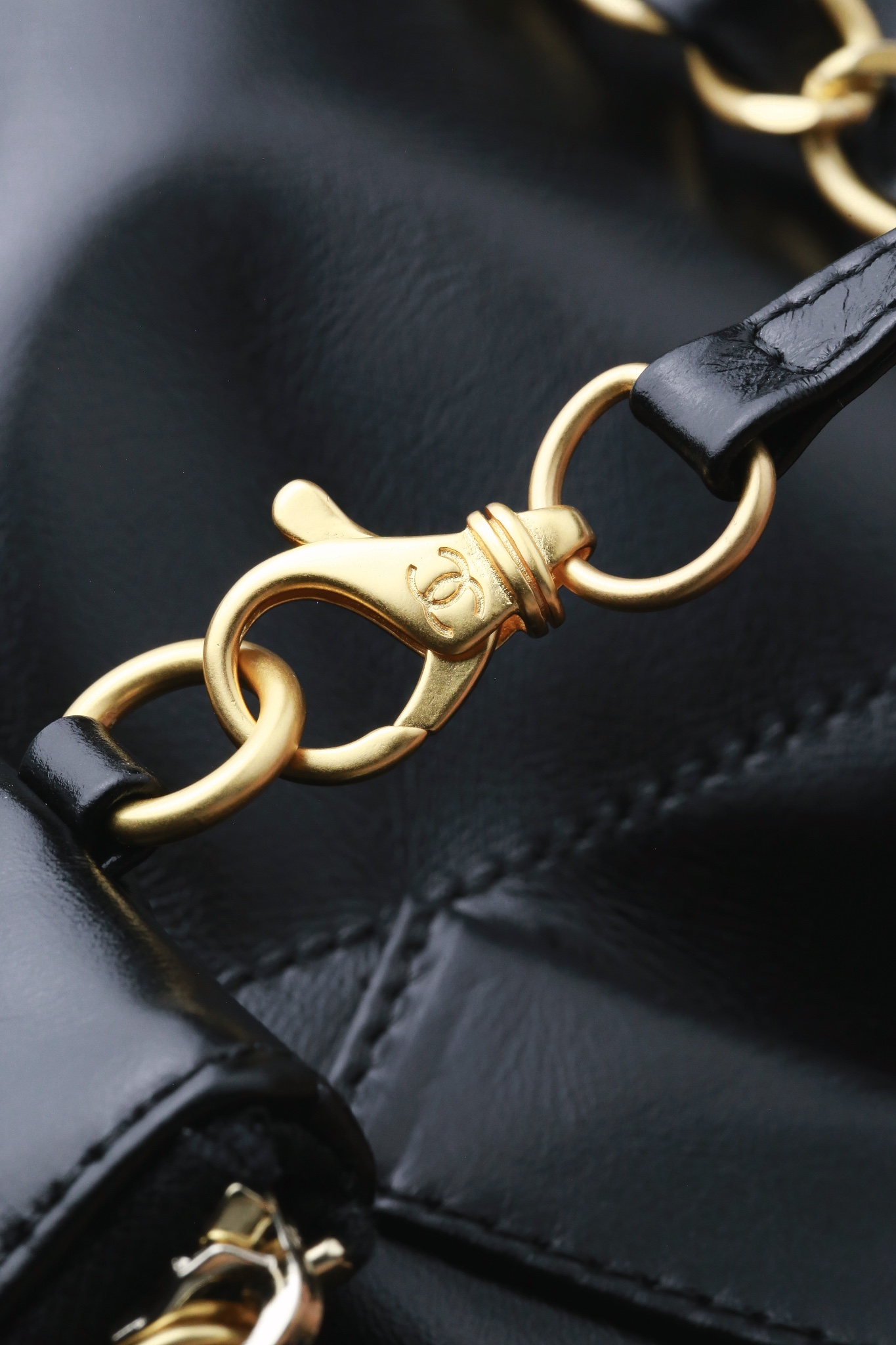 CHANEL 24B 22 Double-Compartment Leather Shoulder Bag - Image 9