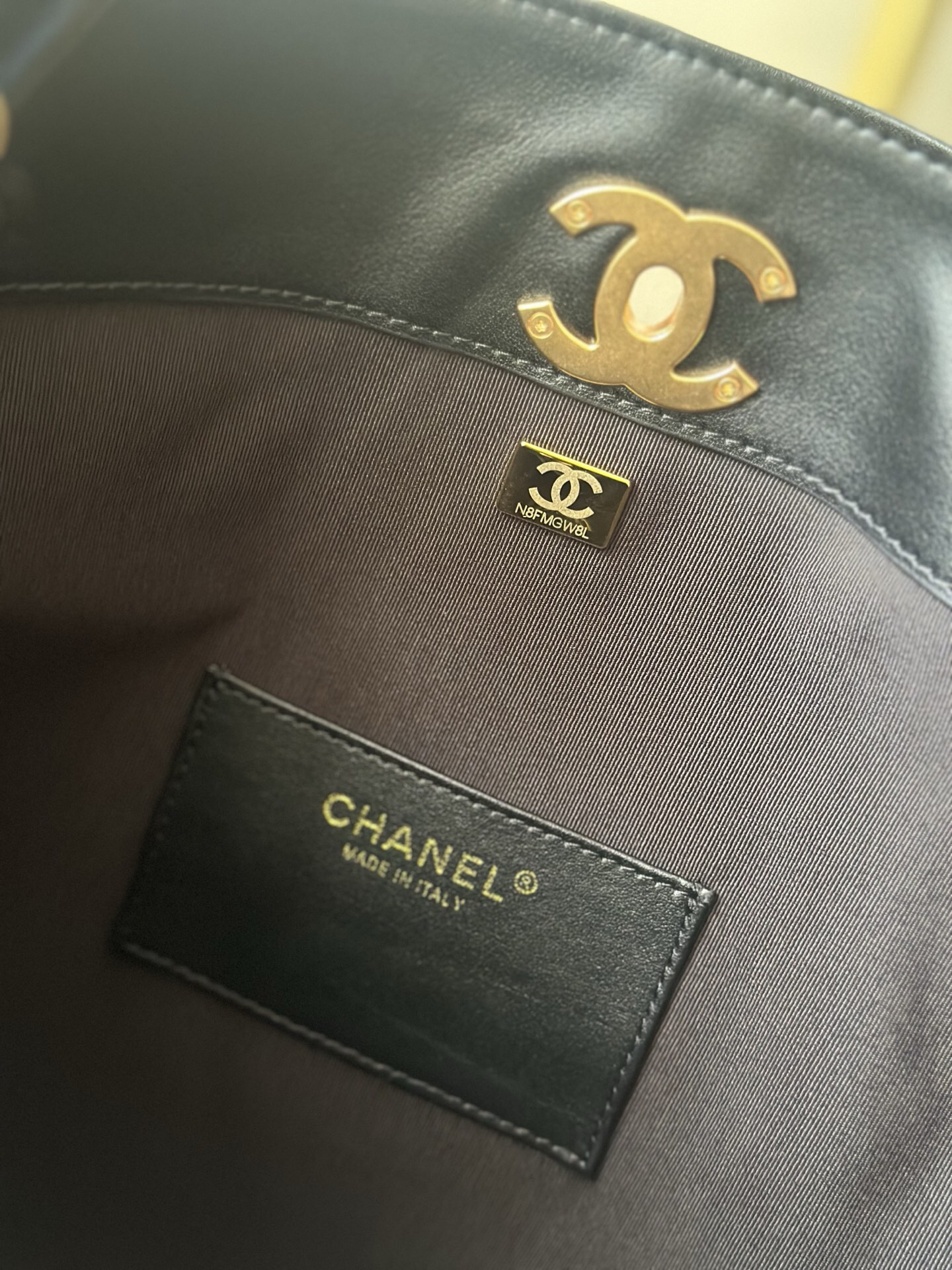 Chanel 25A Small Calfskin Handbag - Image 9