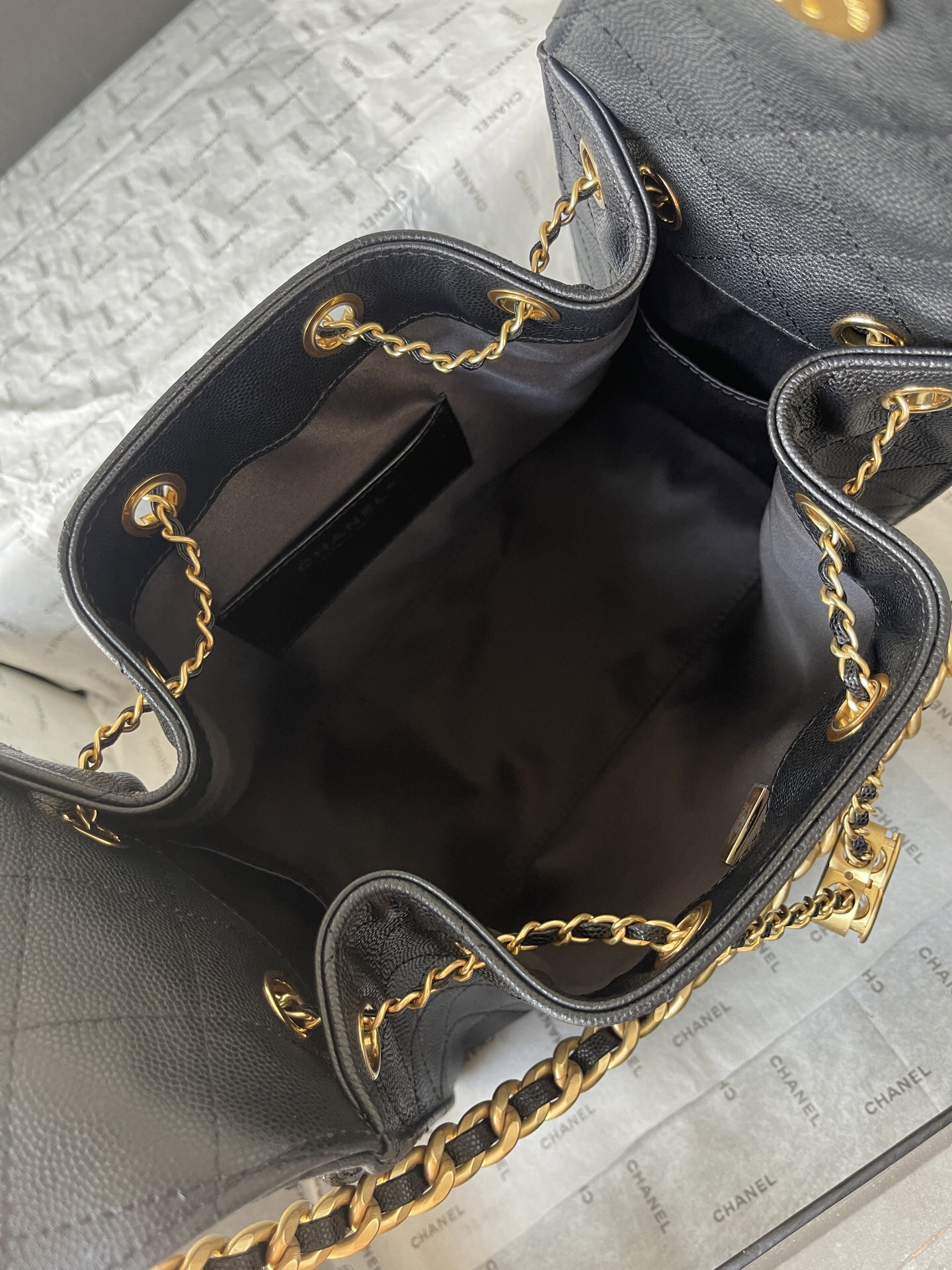 Chanel Hobo Shoulder Bag in Pebble-Grain Leather - Image 9