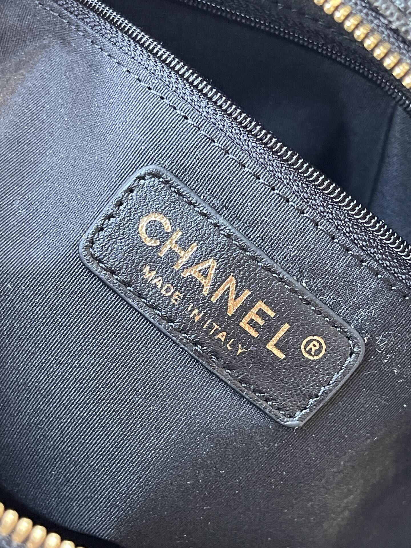 Chanel AS5793 Cowhide Shoulder Bag - Image 9