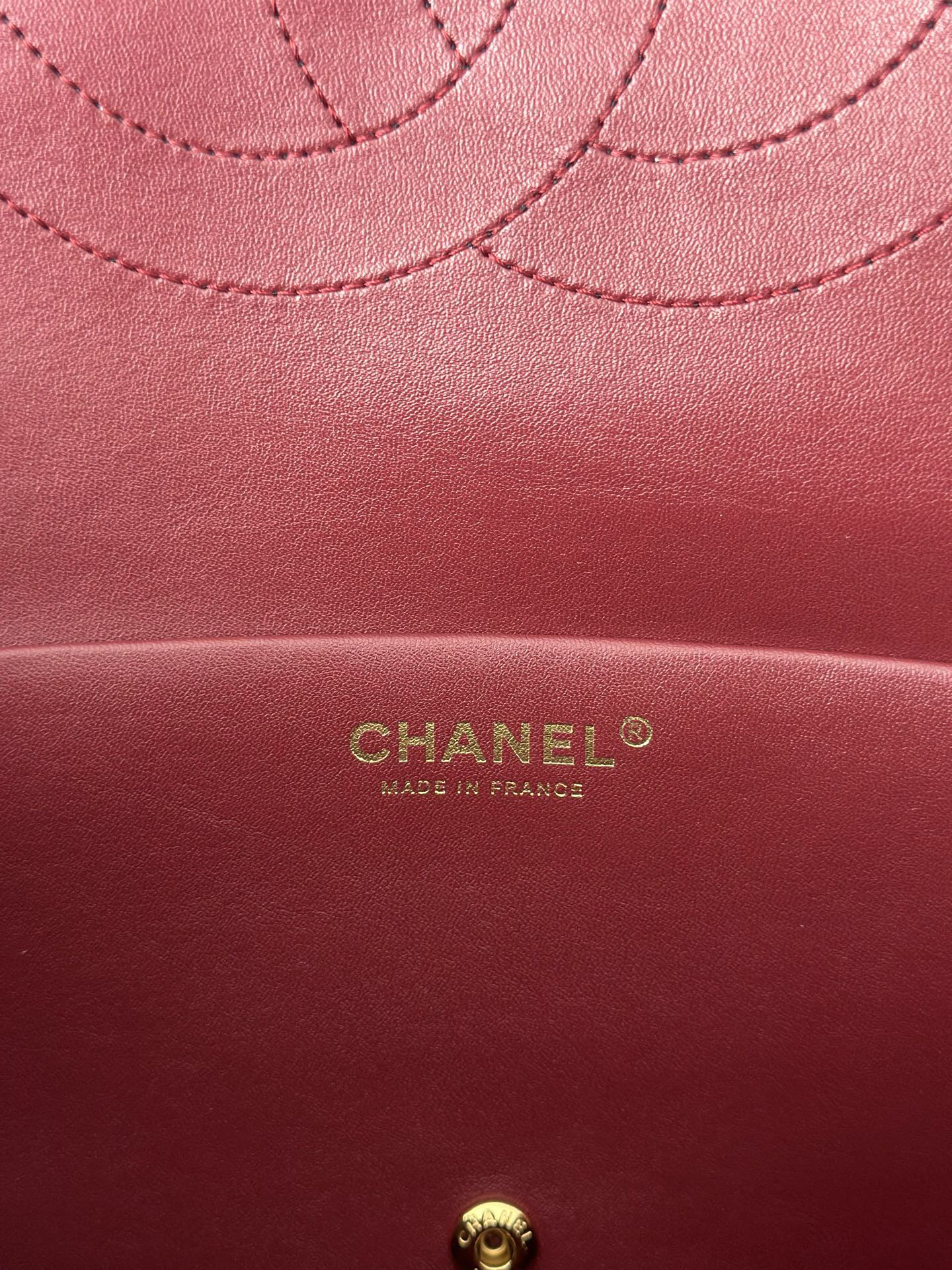 Chanel Black Crocodile-Pattern Maxi Flap Handbag with Gold Buckle - Image 9